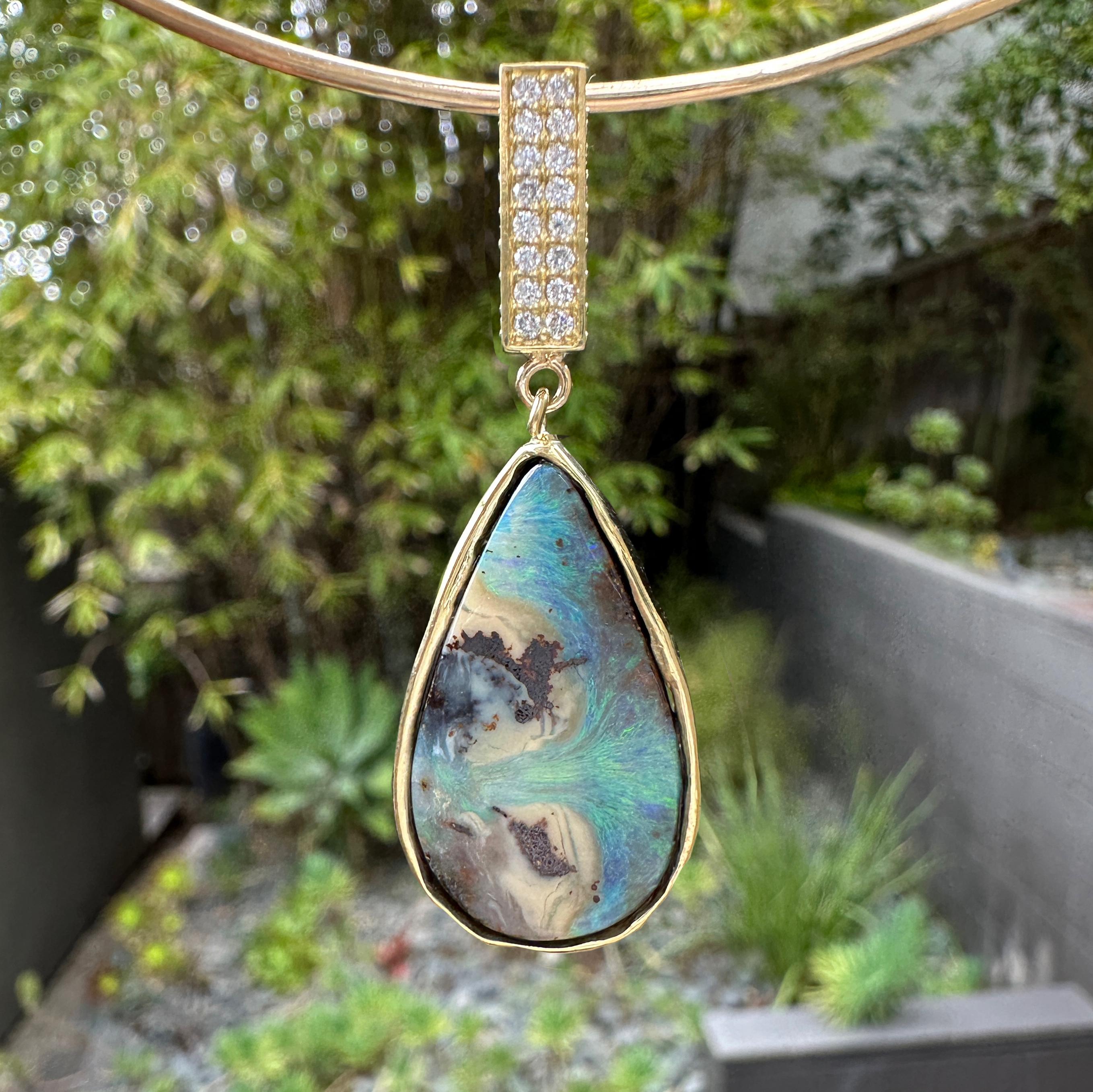 Esta gargantilla única en su género presenta un nuevo y magnífico diseño de paca de Eytan Brandes.  Aquí, su bala de caja comparte escenario con un ópalo de roca de Broken River Mining, en Australia.

La bala de oro de 18 quilates está engastada en