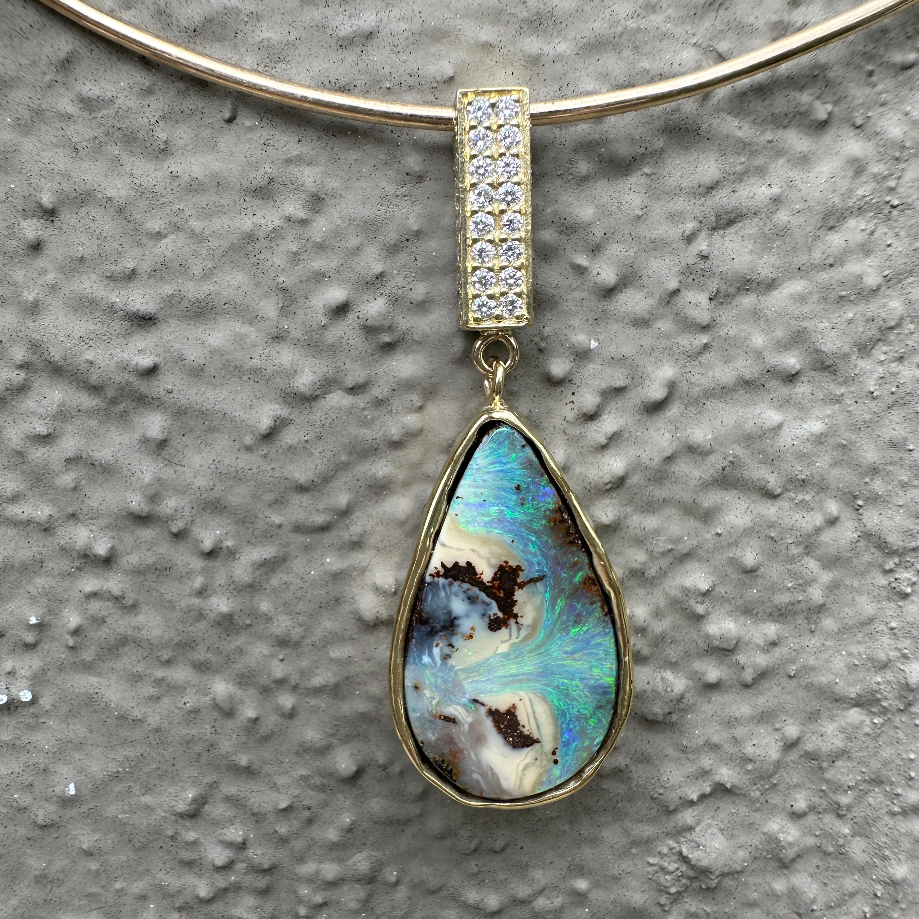 Colgante de gota de ópalo Yaraka Boulder con caja de diamantes en collar de alambre de oro Corte brillante en venta
