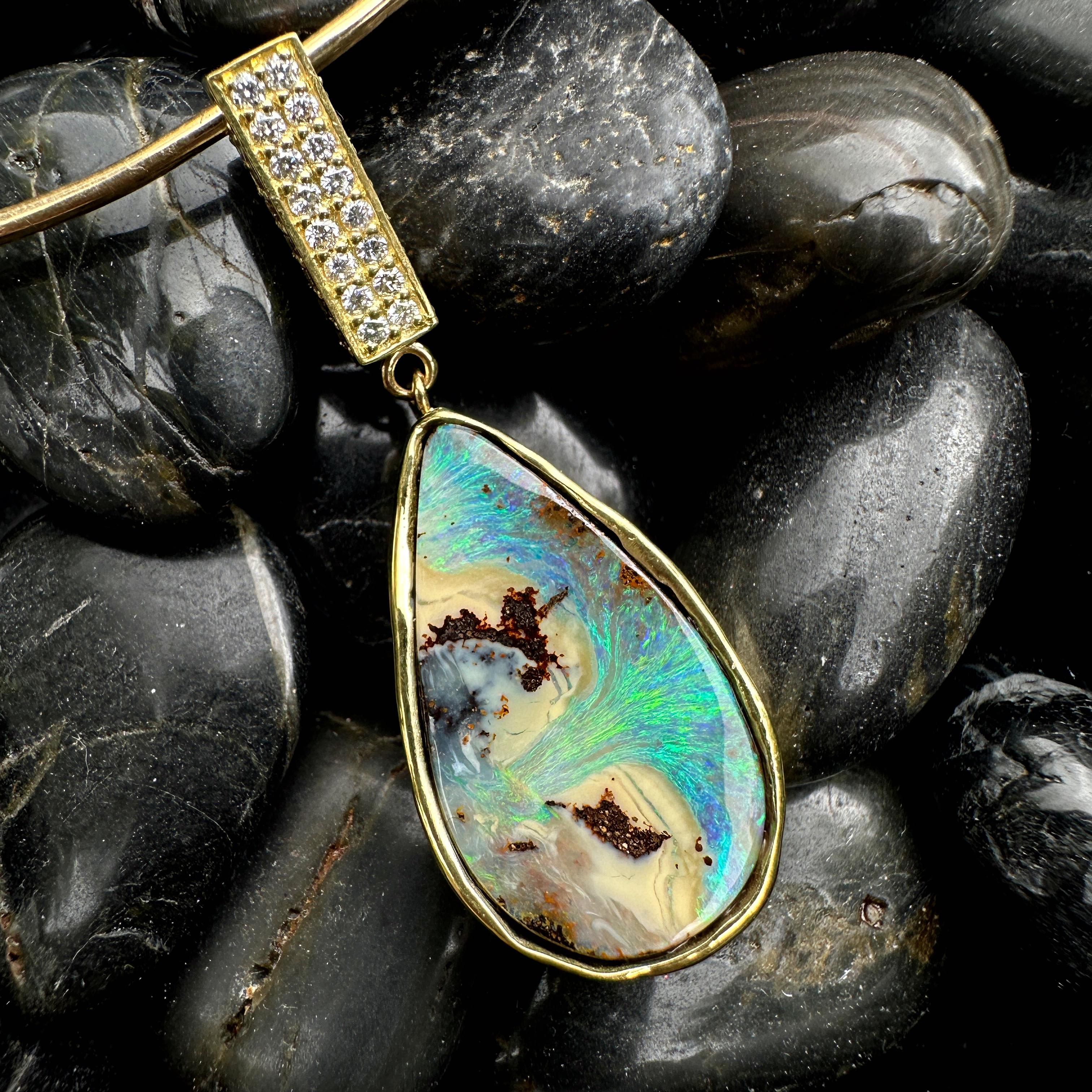 Colgante de gota de ópalo Yaraka Boulder con caja de diamantes en collar de alambre de oro en Nuevo estado para la venta en Sherman Oaks, CA