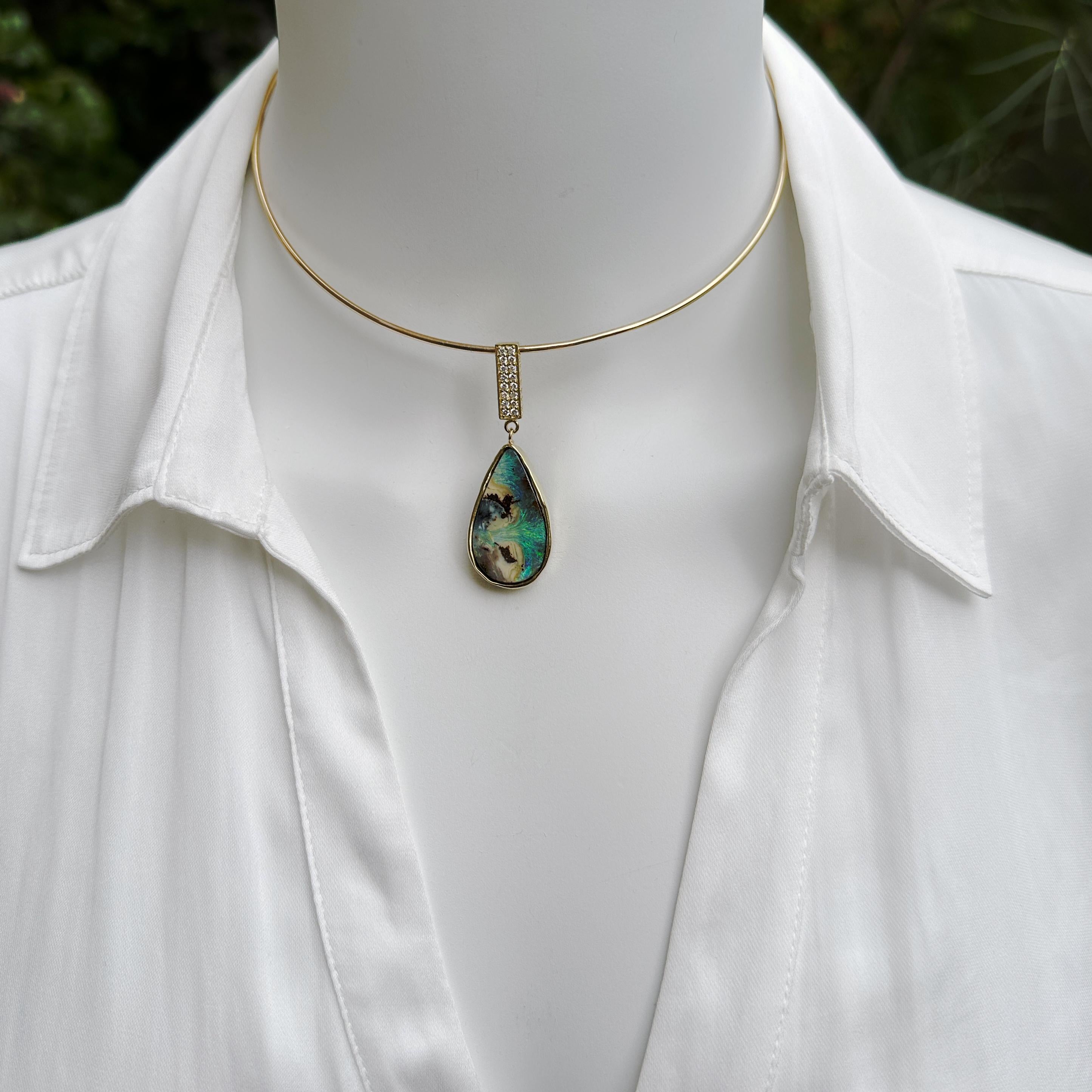 De las mujeres Colgante de gota de ópalo Yaraka Boulder con caja de diamantes en collar de alambre de oro en venta