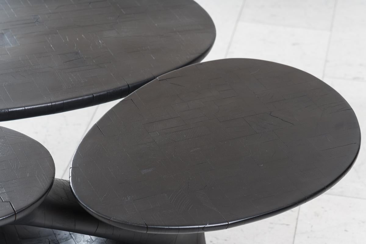 Der Palombaggia-Tisch von The Yard Sale Project sprengt die Grenzen der traditionellen Tischform. Der abgebildete asymmetrische Tisch, der jetzt zu sehen ist, besteht aus einer erstaunlichen Anordnung von sechsundzwanzig verschiedenen Harthölzern,