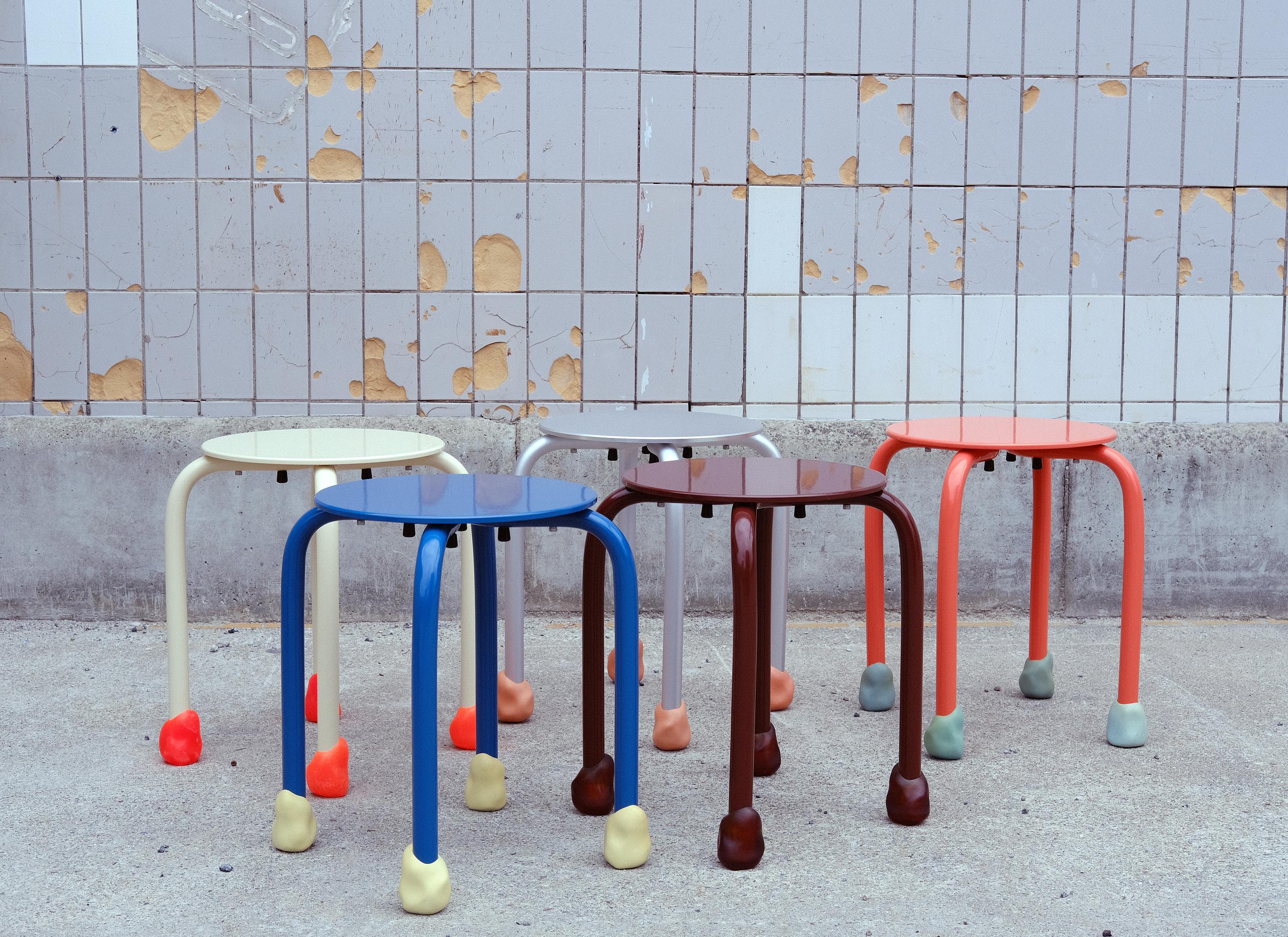 Sgabello Yareta in alluminio con piedini scultorei in gomma - Design moderno impilabile in vendita 5