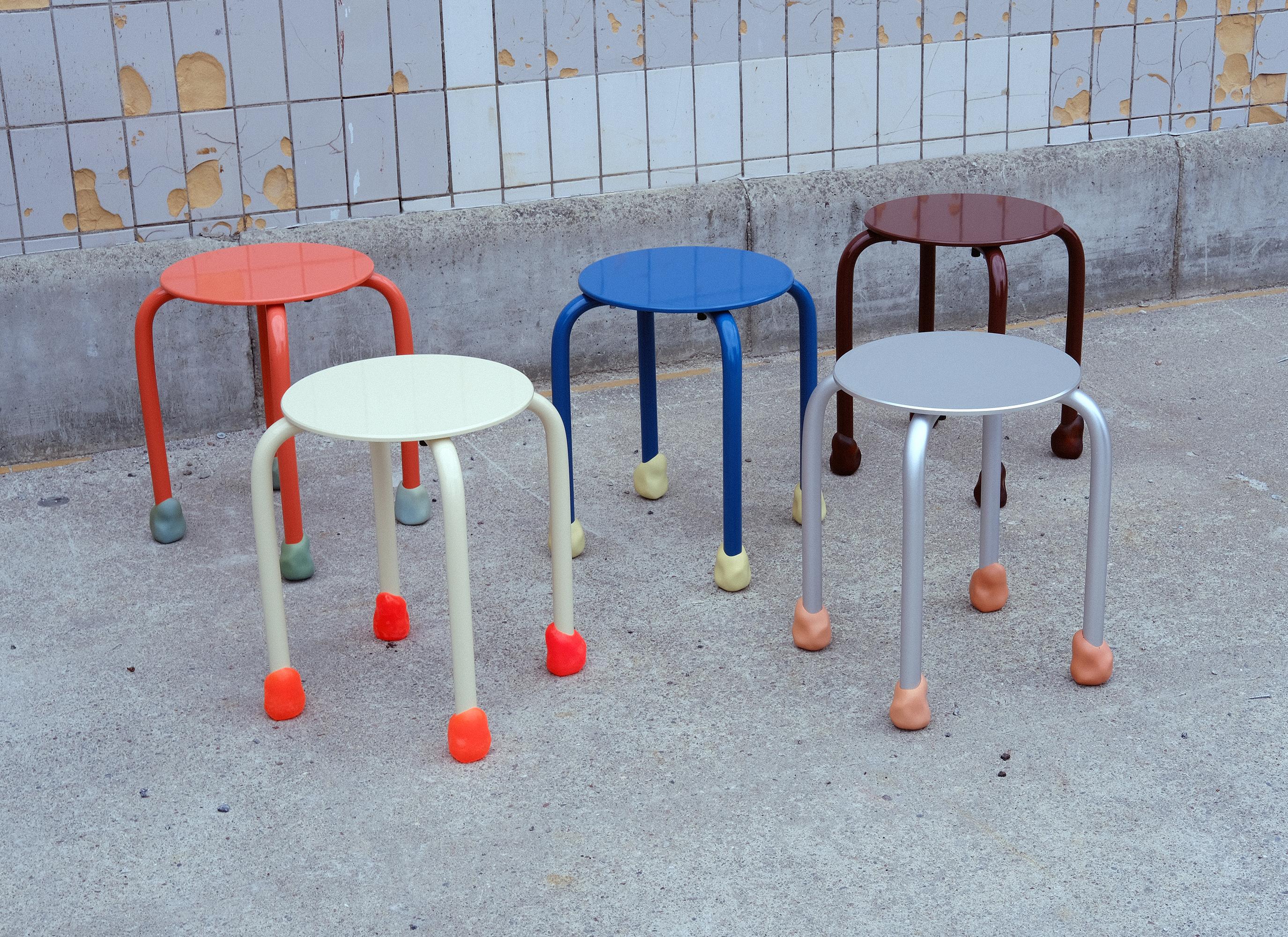 Sgabello Yareta in alluminio con piedini scultorei in gomma - Design moderno impilabile in vendita 7