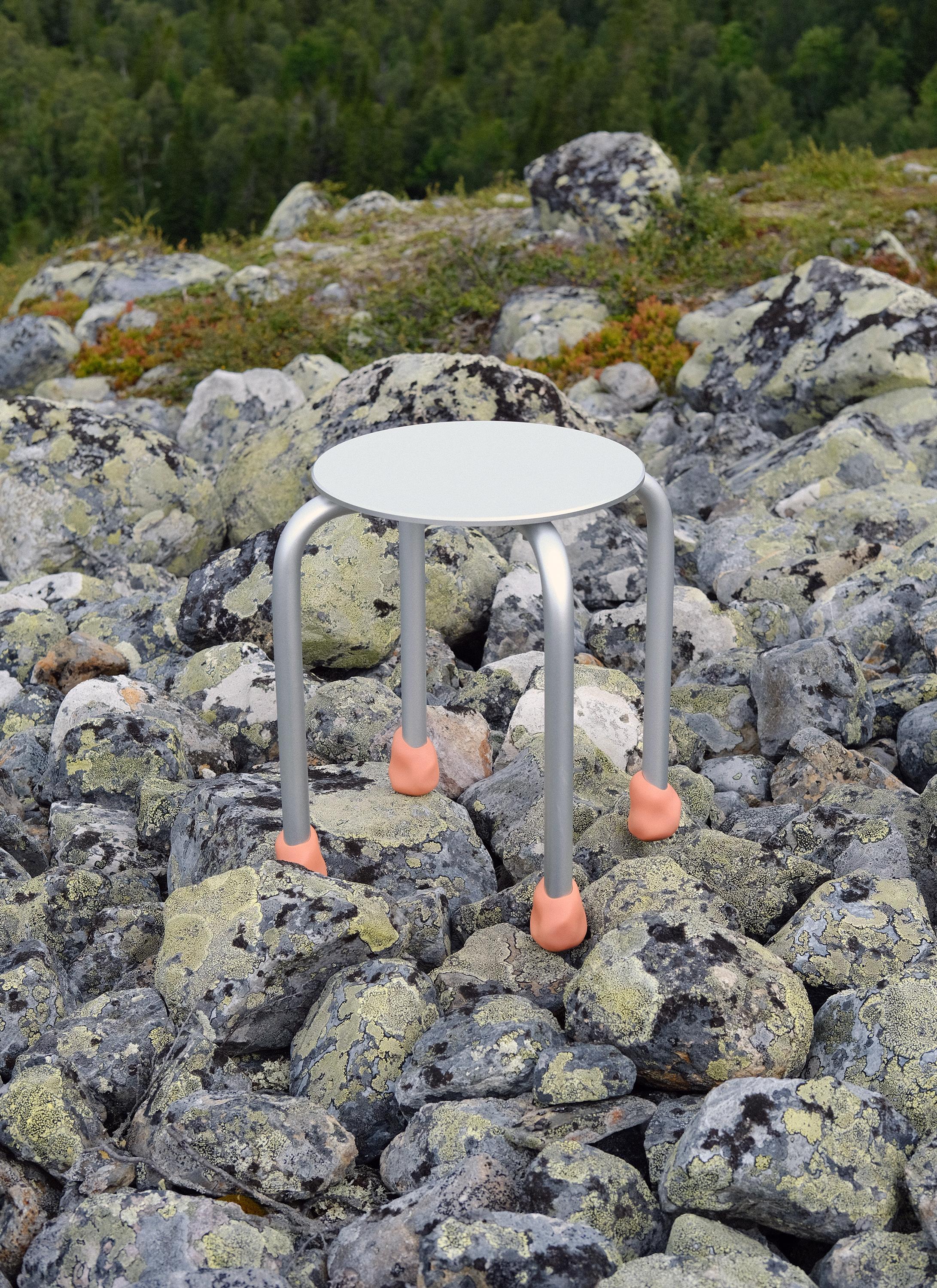 Sgabello Yareta in alluminio con piedini scultorei in gomma - Design moderno impilabile in vendita 9