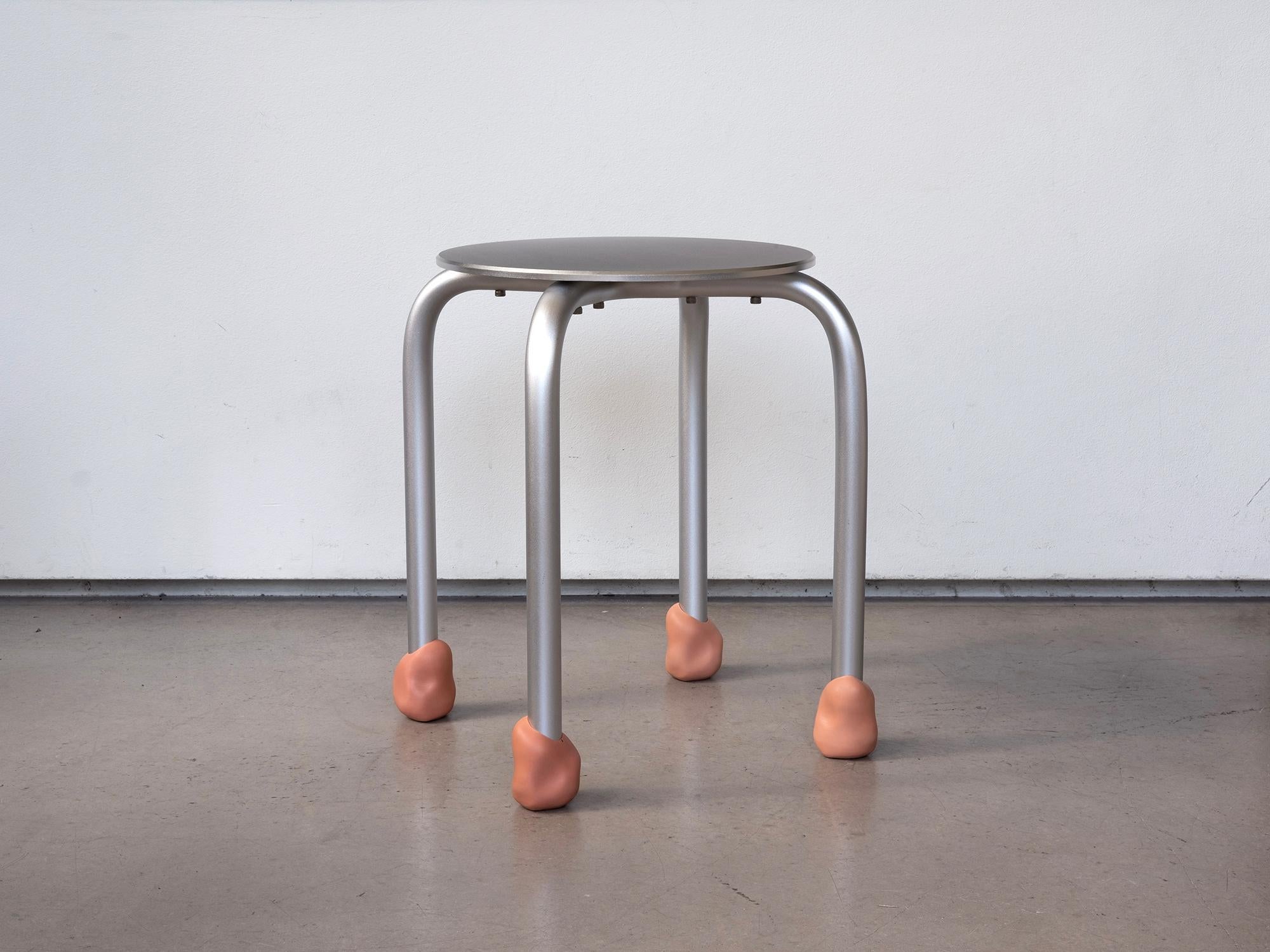 Lo sgabello in alluminio Yareta, progettato da Erik Olovsson, è una straordinaria fusione di forza industriale ed espressione ludica. Realizzato con precisione, lo sgabello presenta un solido piano in alluminio anodizzato naturale di 8 mm di