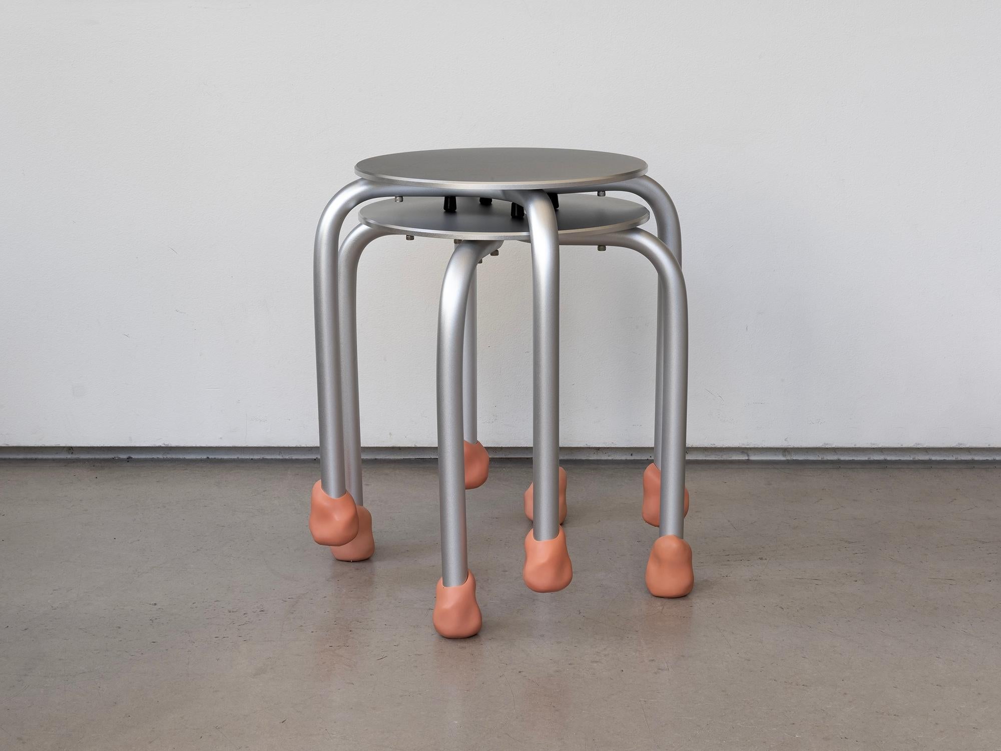 Calco Sgabello Yareta in alluminio con piedini scultorei in gomma - Design moderno impilabile in vendita