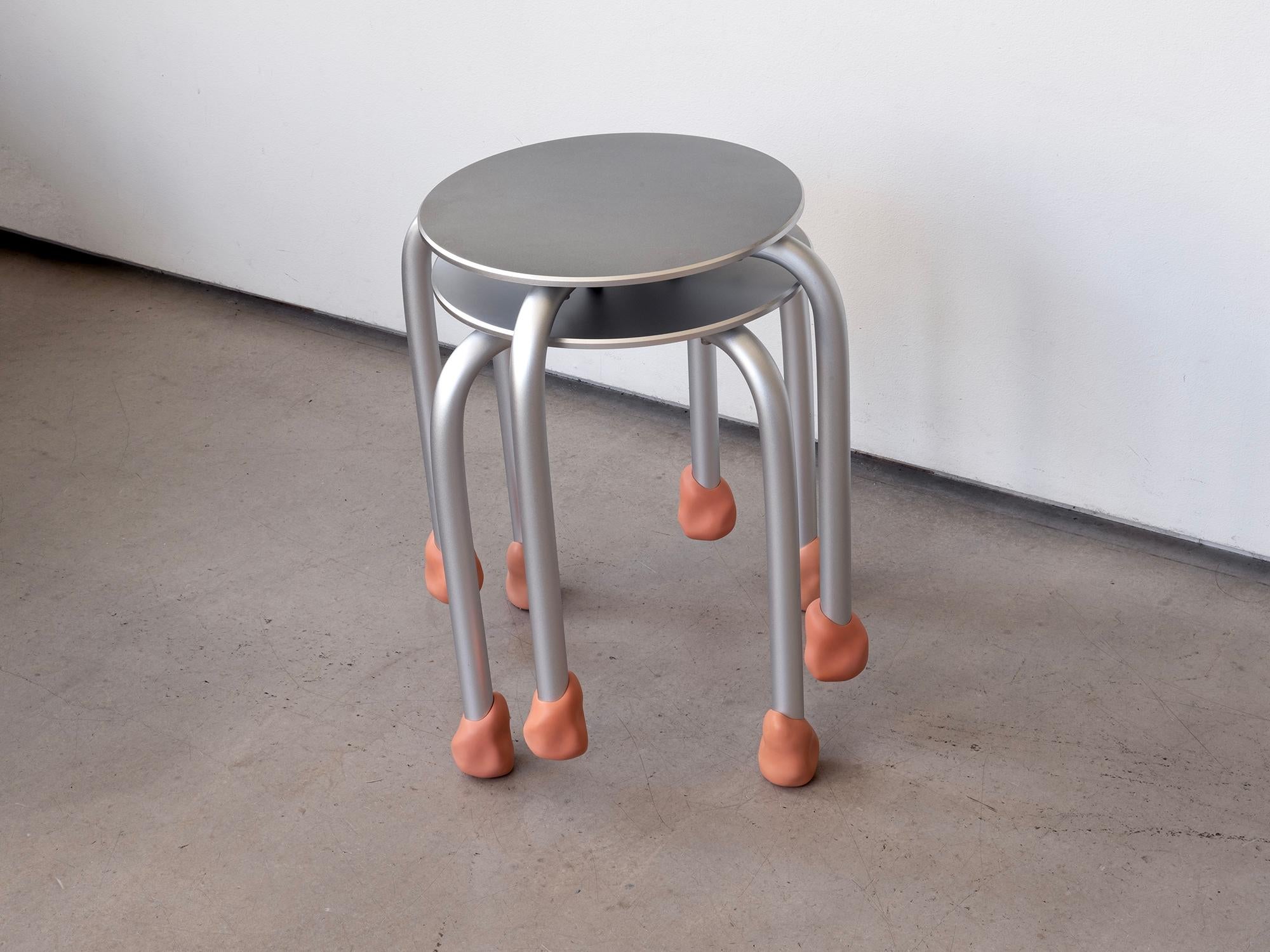 Sgabello Yareta in alluminio con piedini scultorei in gomma - Design moderno impilabile In condizioni Nuovo in vendita a Stockholm, SE