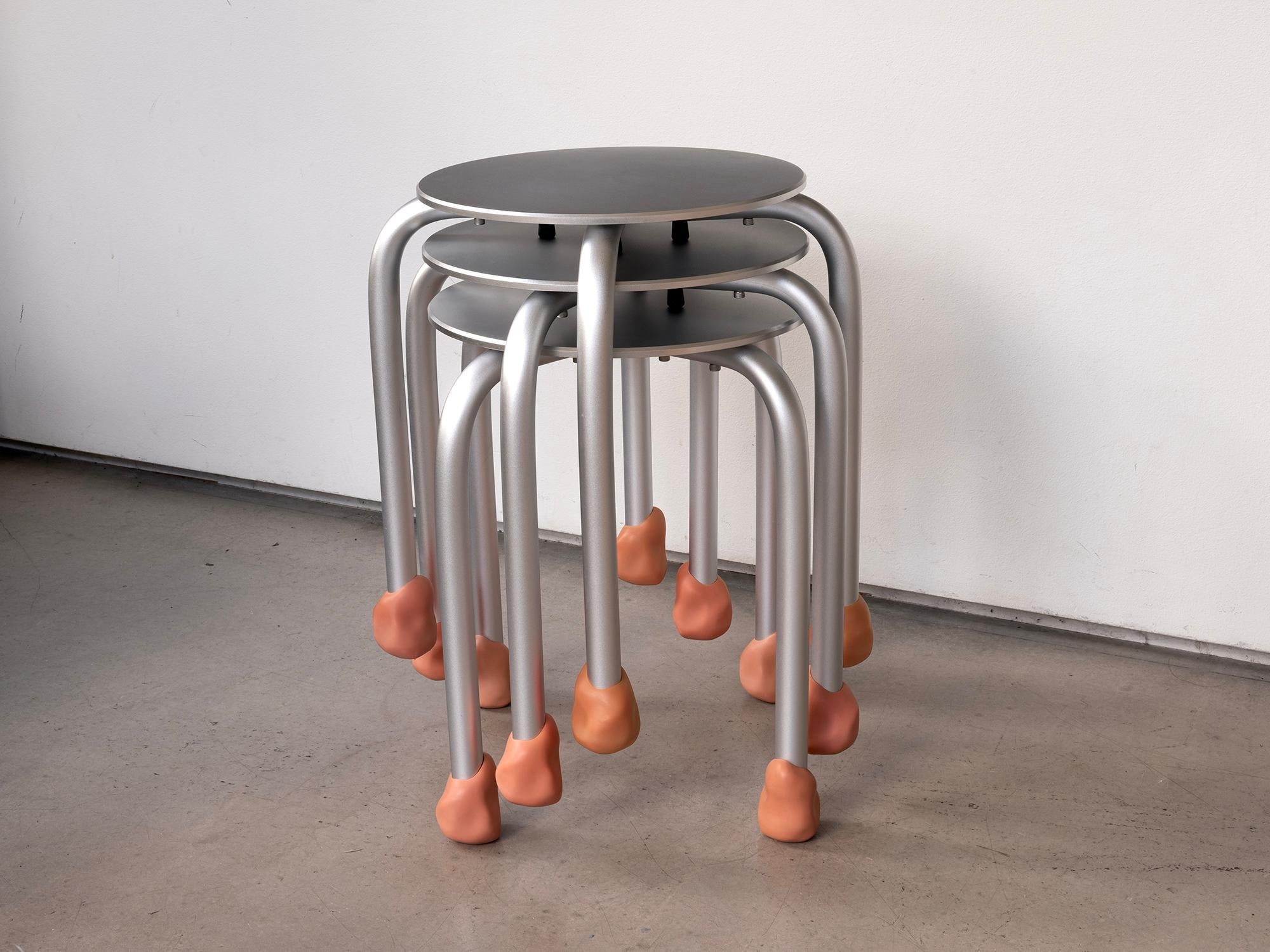 XXI secolo e contemporaneo Sgabello Yareta in alluminio con piedini scultorei in gomma - Design moderno impilabile in vendita