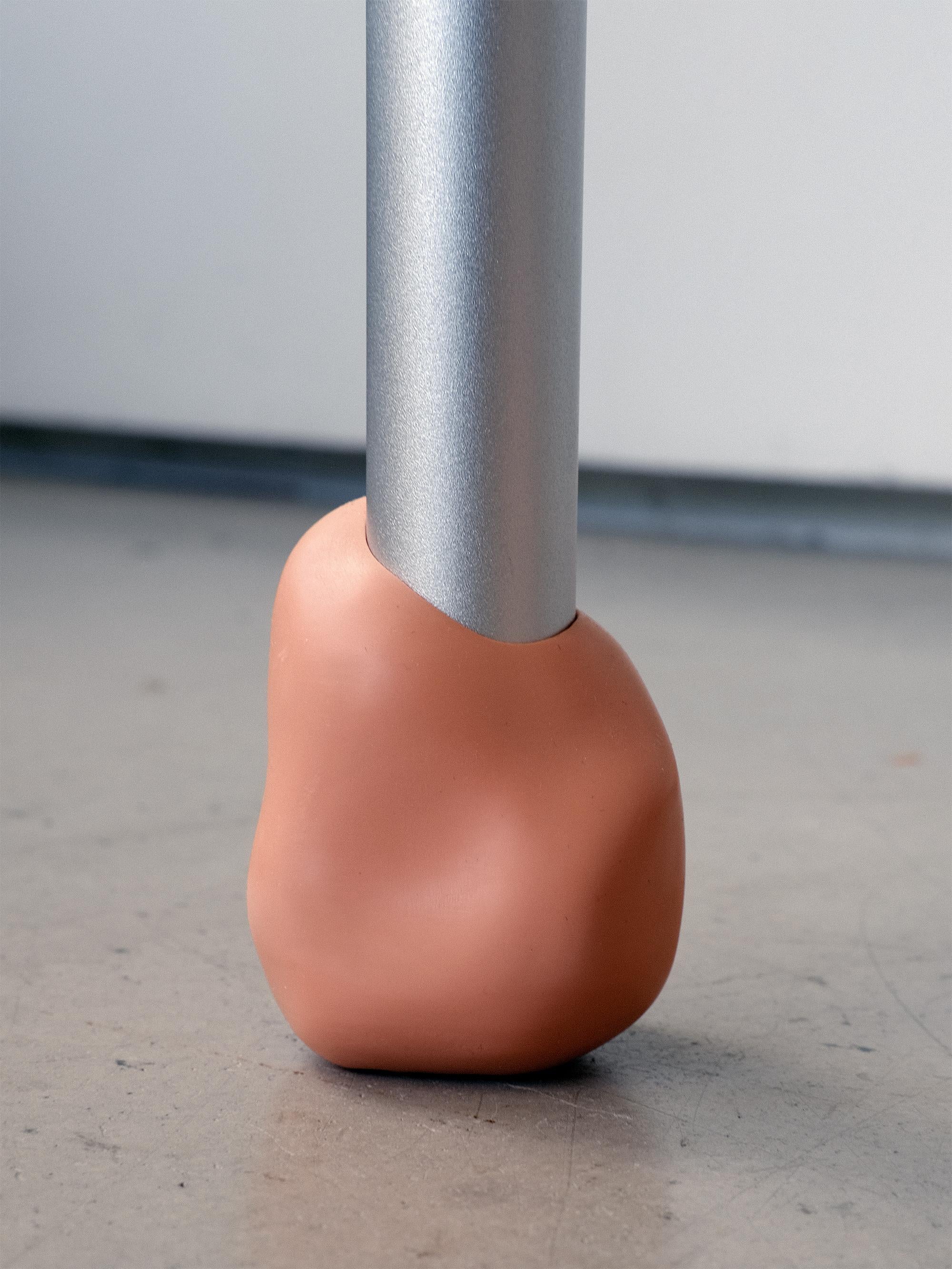 Sgabello Yareta in alluminio con piedini scultorei in gomma - Design moderno impilabile in vendita 1