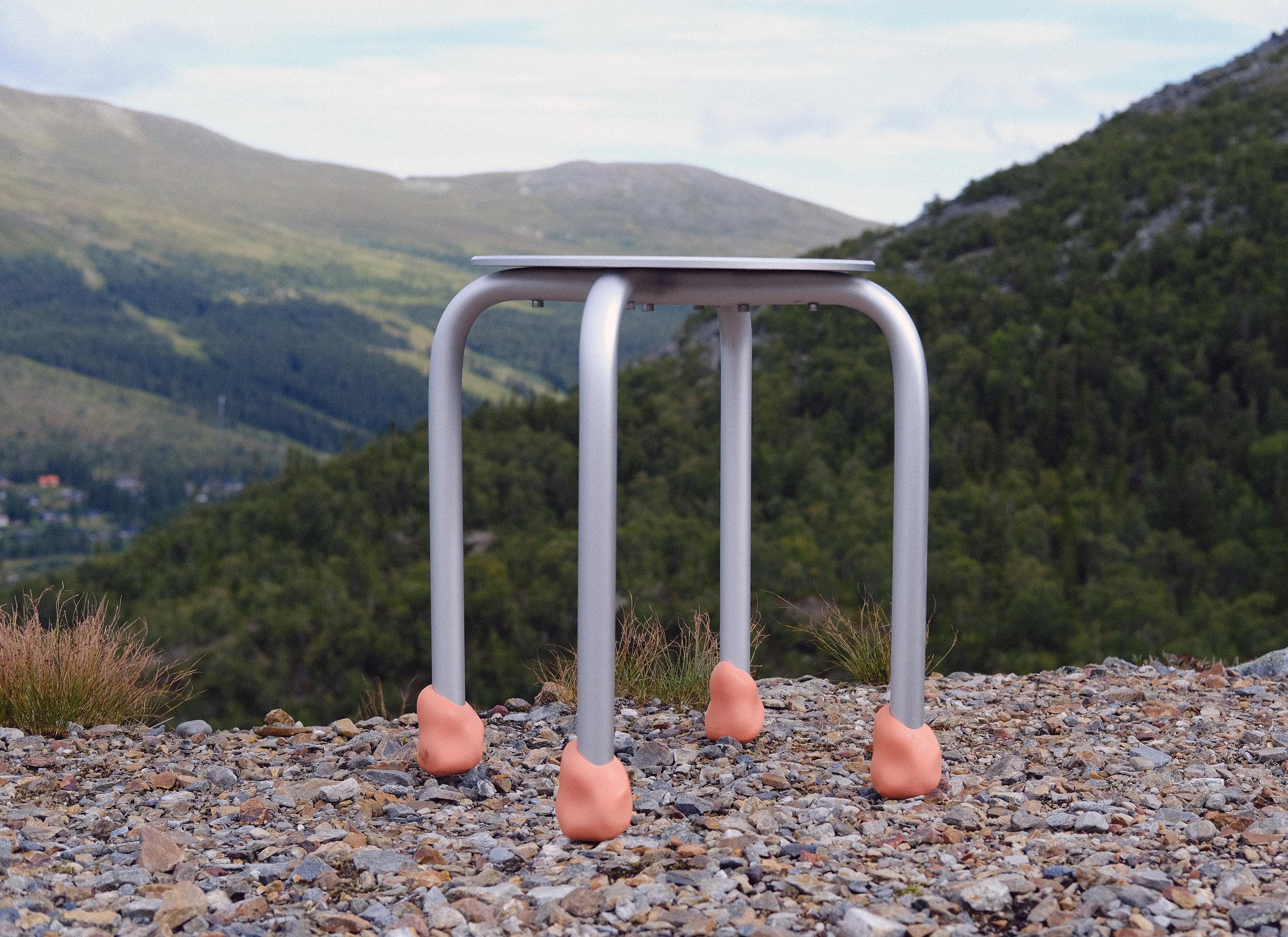 Sgabello Yareta in alluminio con piedini scultorei in gomma - Design moderno impilabile in vendita 2