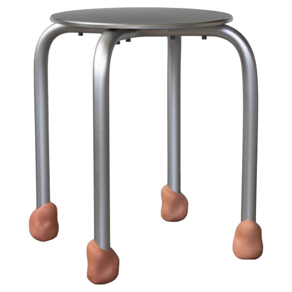 Yareta Aluminiumhocker mit skulpturalen Gummifüßen - Modernes stapelbares Design