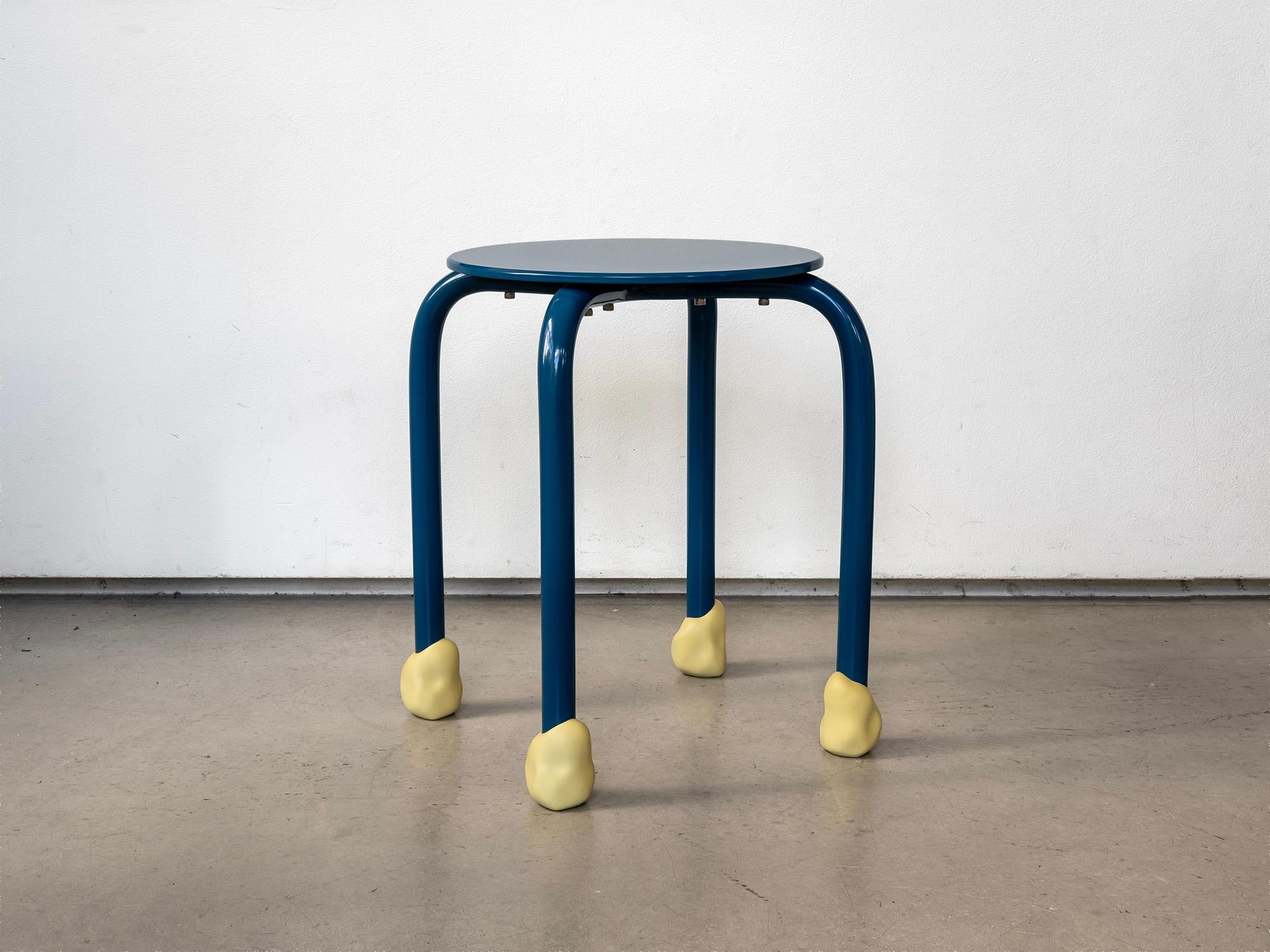 Moulage Yareta Tabouret bleu avec pieds sculpturaux en caoutchouc - Design moderne empilable en vente