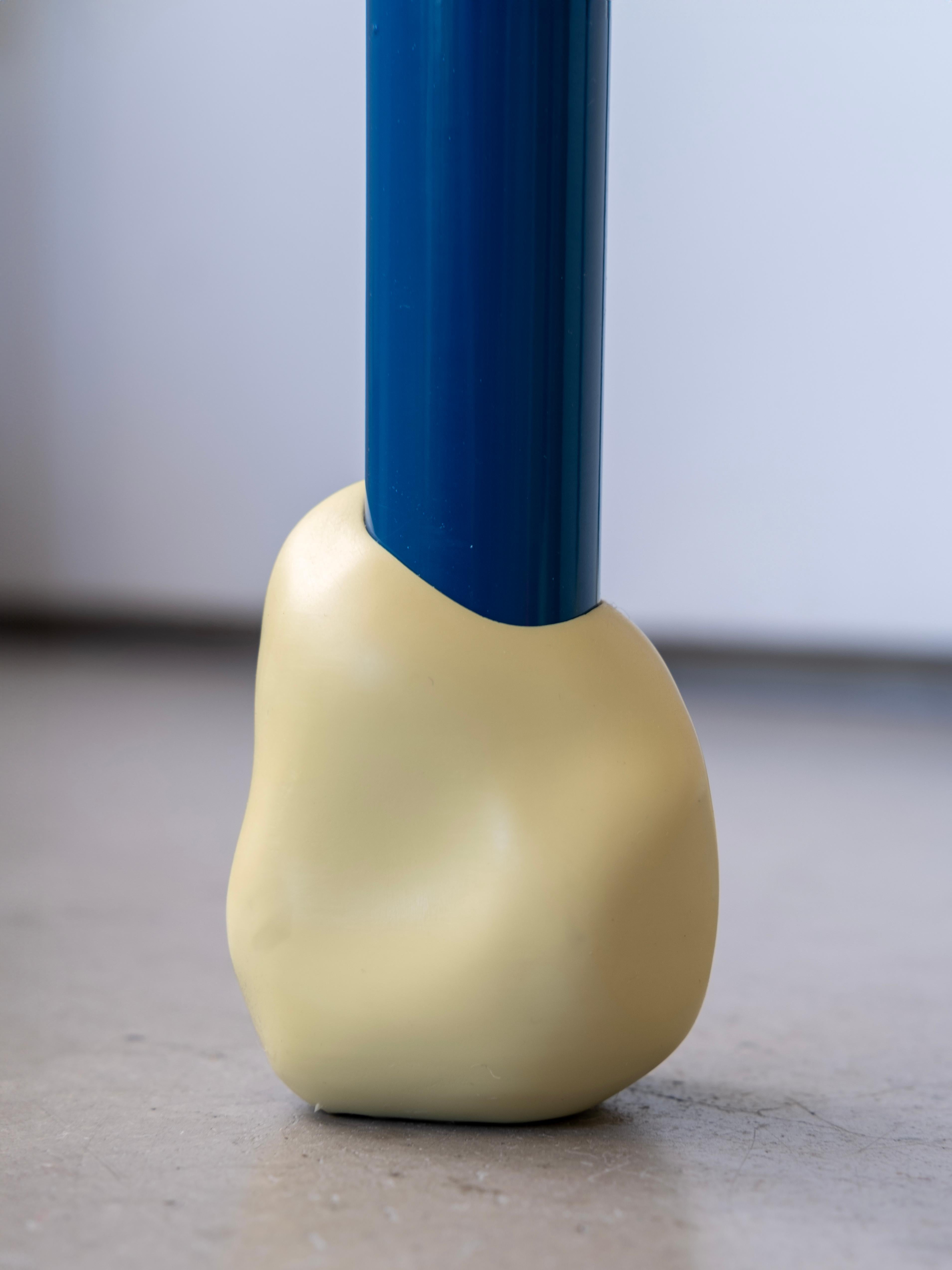 Yareta Tabouret bleu avec pieds sculpturaux en caoutchouc - Design moderne empilable Neuf - En vente à Stockholm, SE