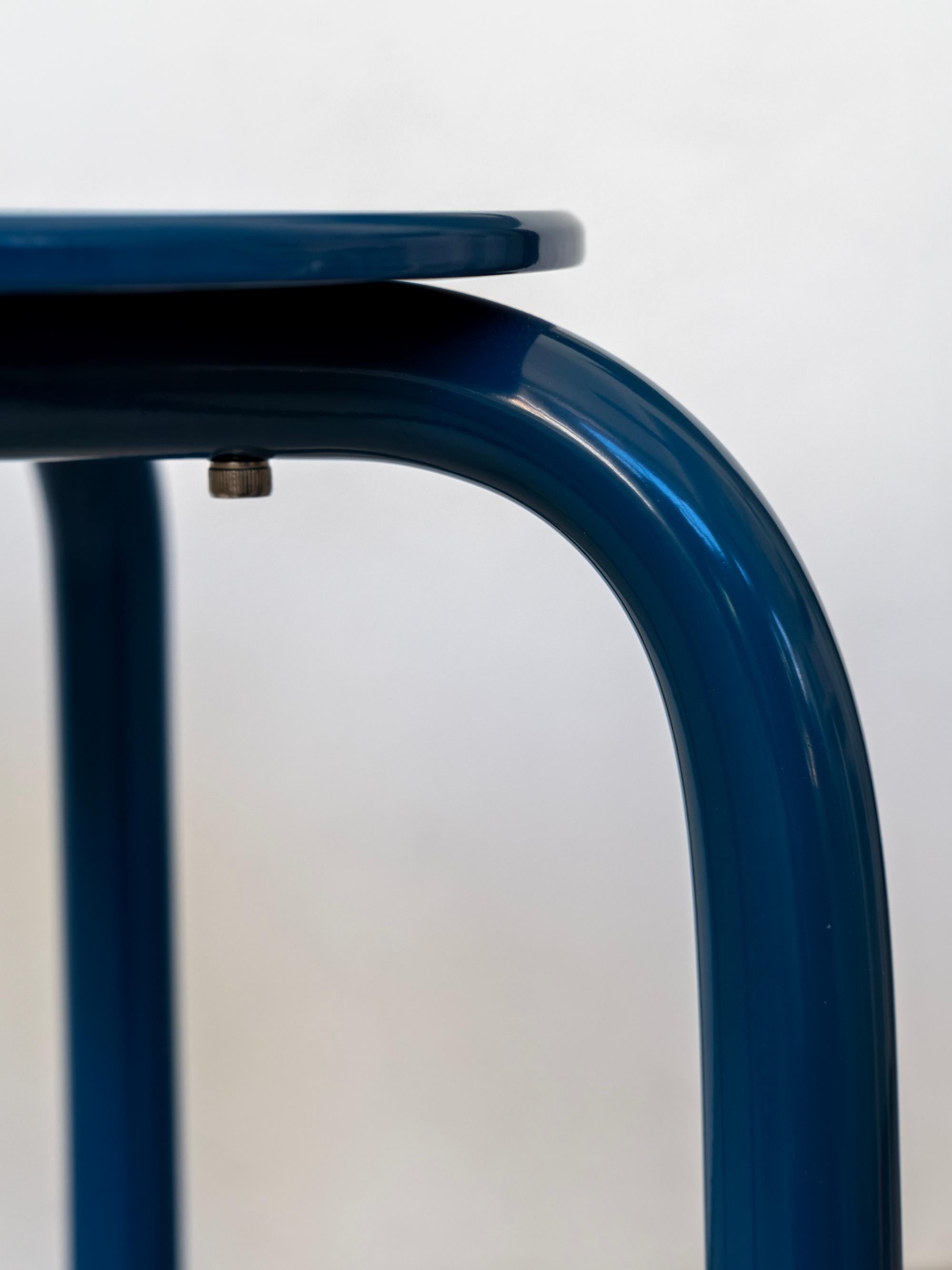 XXIe siècle et contemporain Yareta Tabouret bleu avec pieds sculpturaux en caoutchouc - Design moderne empilable en vente