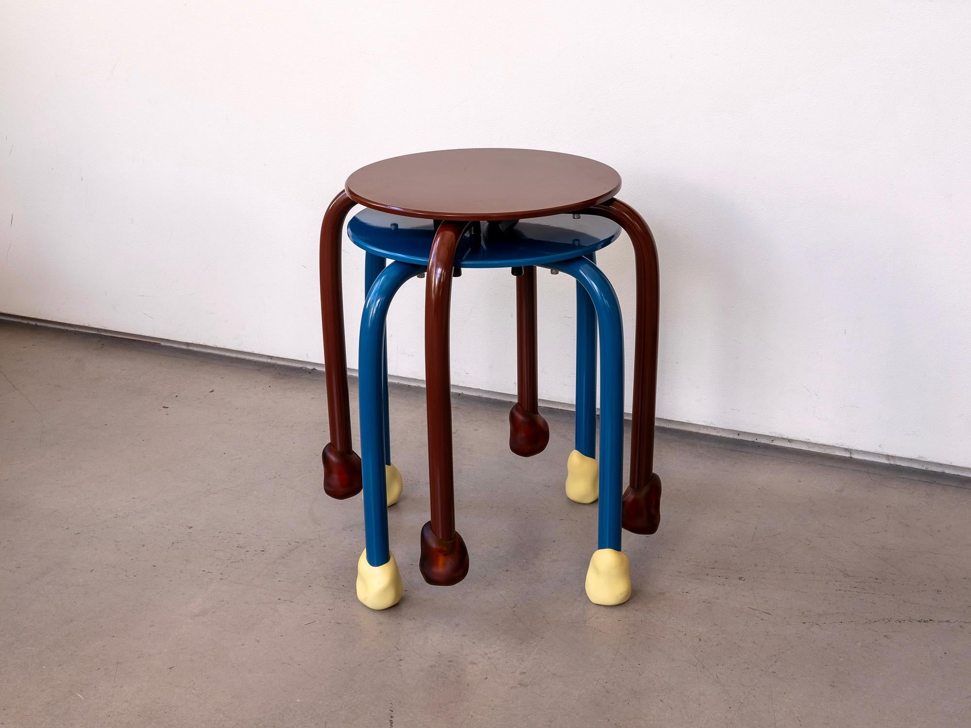 Aluminium Yareta Tabouret bleu avec pieds sculpturaux en caoutchouc - Design moderne empilable en vente
