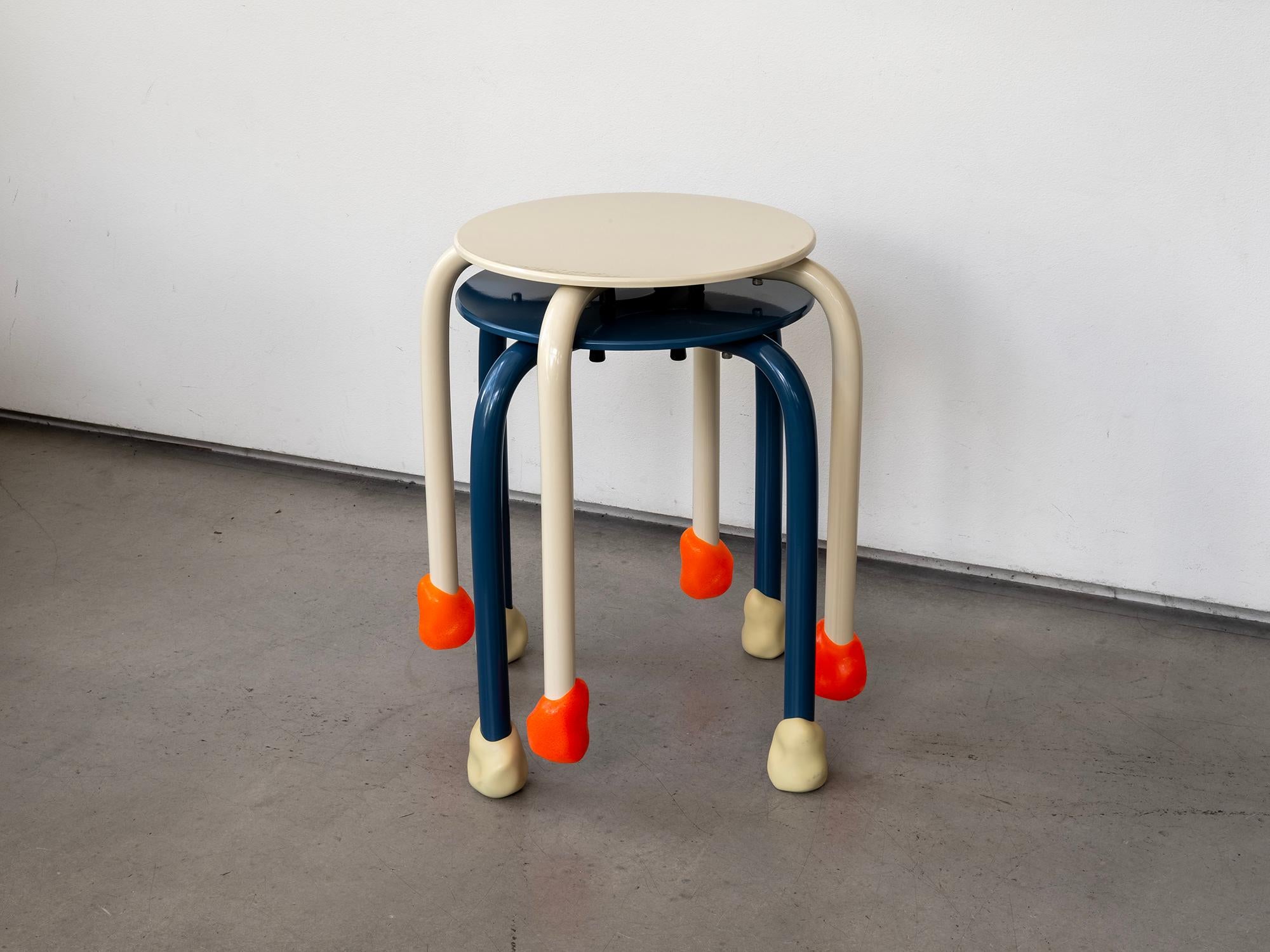 Yareta Tabouret bleu avec pieds sculpturaux en caoutchouc - Design moderne empilable en vente 1