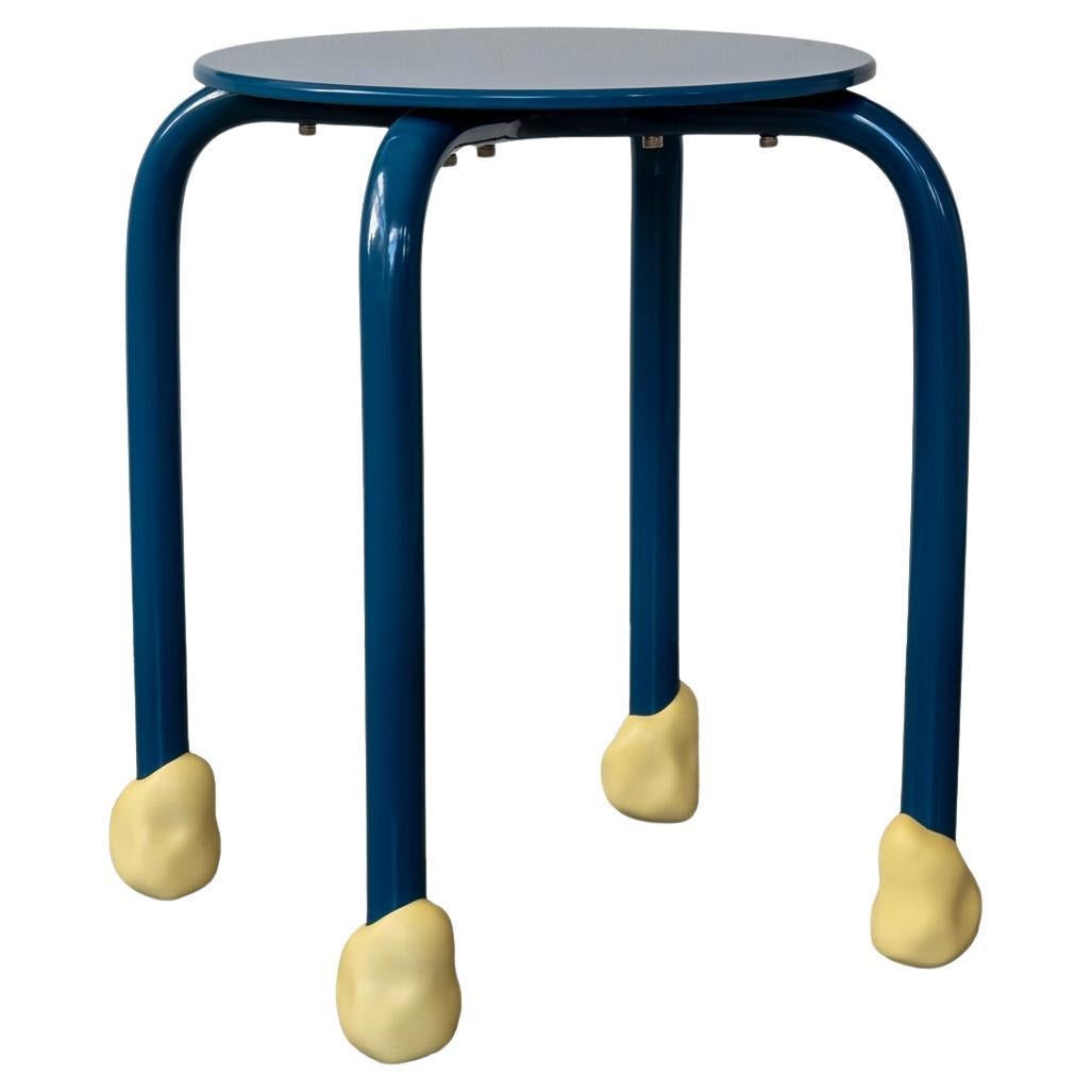 Yareta Blauer Hocker mit skulpturalen Gummifüßen - Modernes stapelbares Design