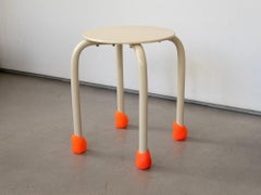 Sgabello Yareta bianco crema con piedini scultorei in gomma - Design moderno impilabile