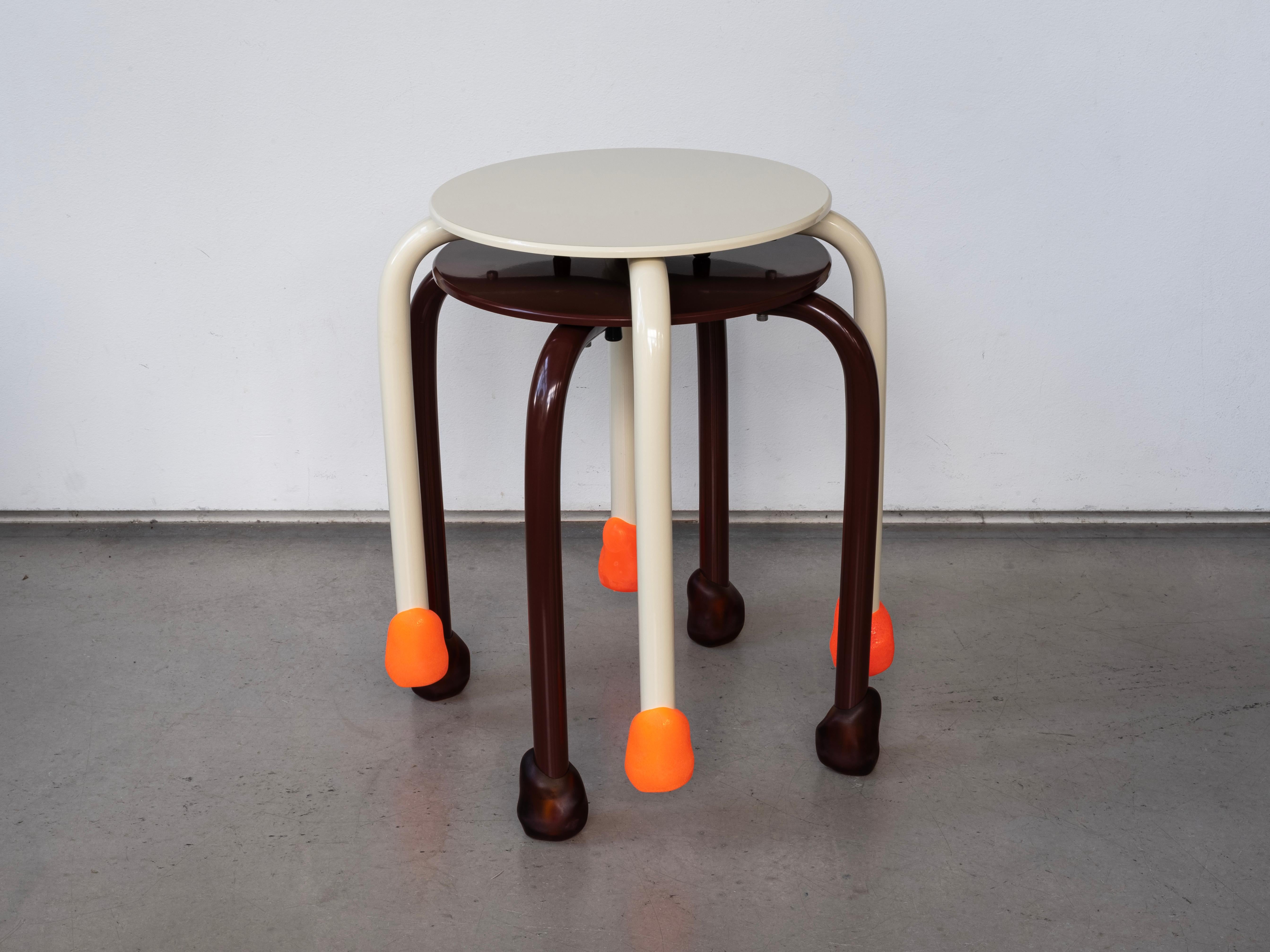 Sgabello Yareta marrone scuro con piedi scultorei in gomma - Design moderno impilabile in vendita 2