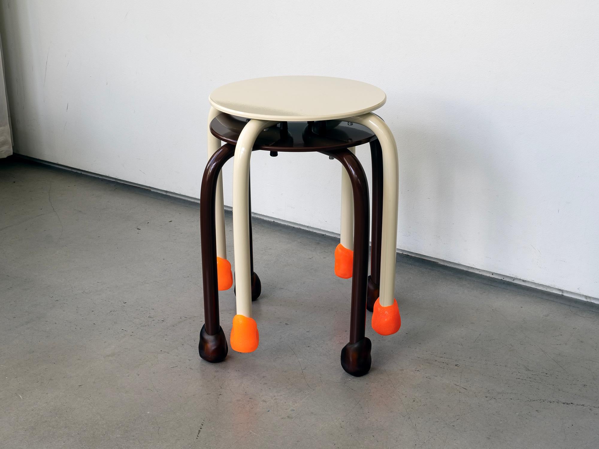 Sgabello Yareta marrone scuro con piedi scultorei in gomma - Design moderno impilabile in vendita 3