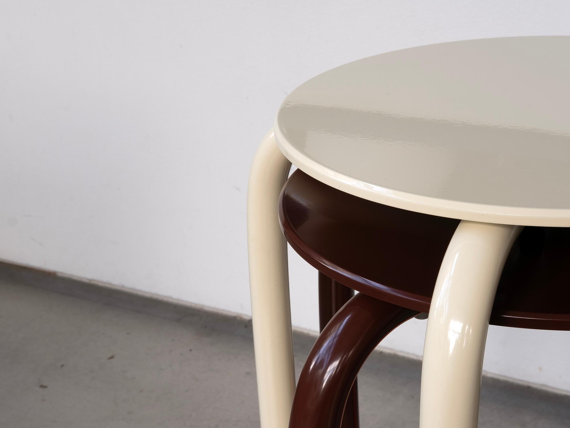 Sgabello Yareta marrone scuro con piedi scultorei in gomma - Design moderno impilabile in vendita 4