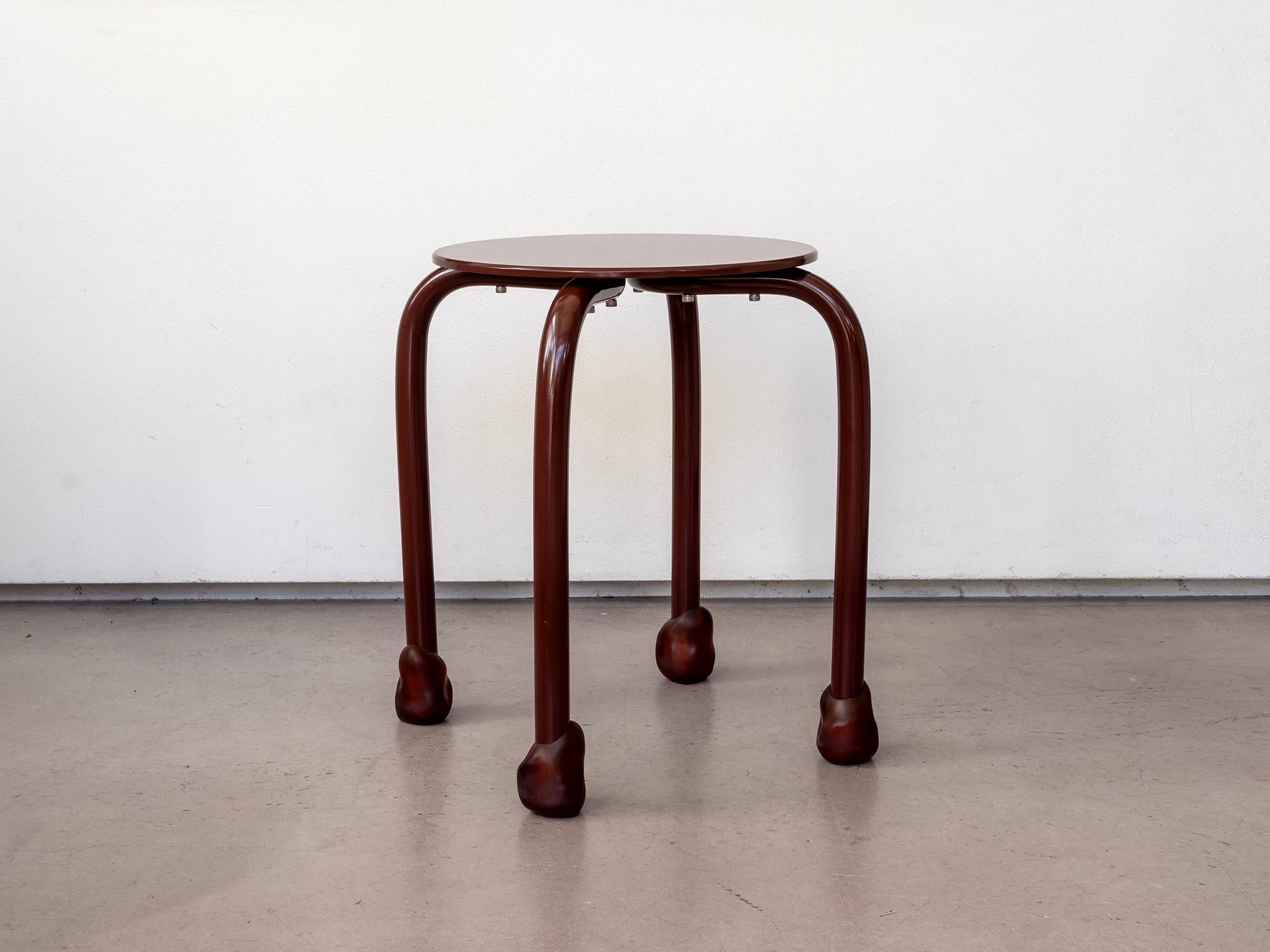 Lo sgabello Yareta in alluminio marrone scuro con piedini in gomma semitrasparente marrone scuro, progettato da Erik Olovsson, è una raffinata fusione di espressione scultorea e forza industriale. Lo sgabello è dotato di un solido piano in alluminio