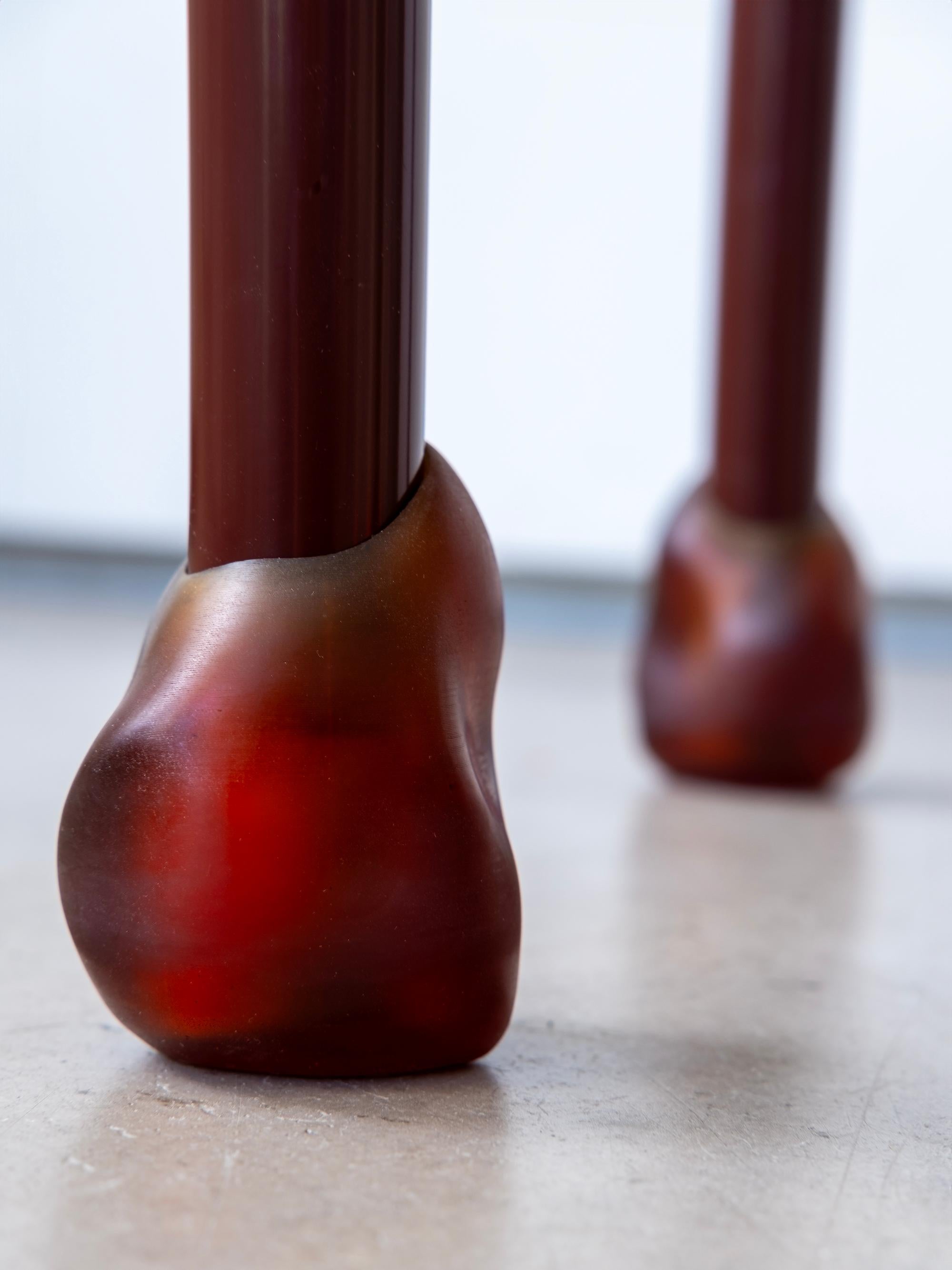 Scandinavo moderno Sgabello Yareta marrone scuro con piedi scultorei in gomma - Design moderno impilabile in vendita