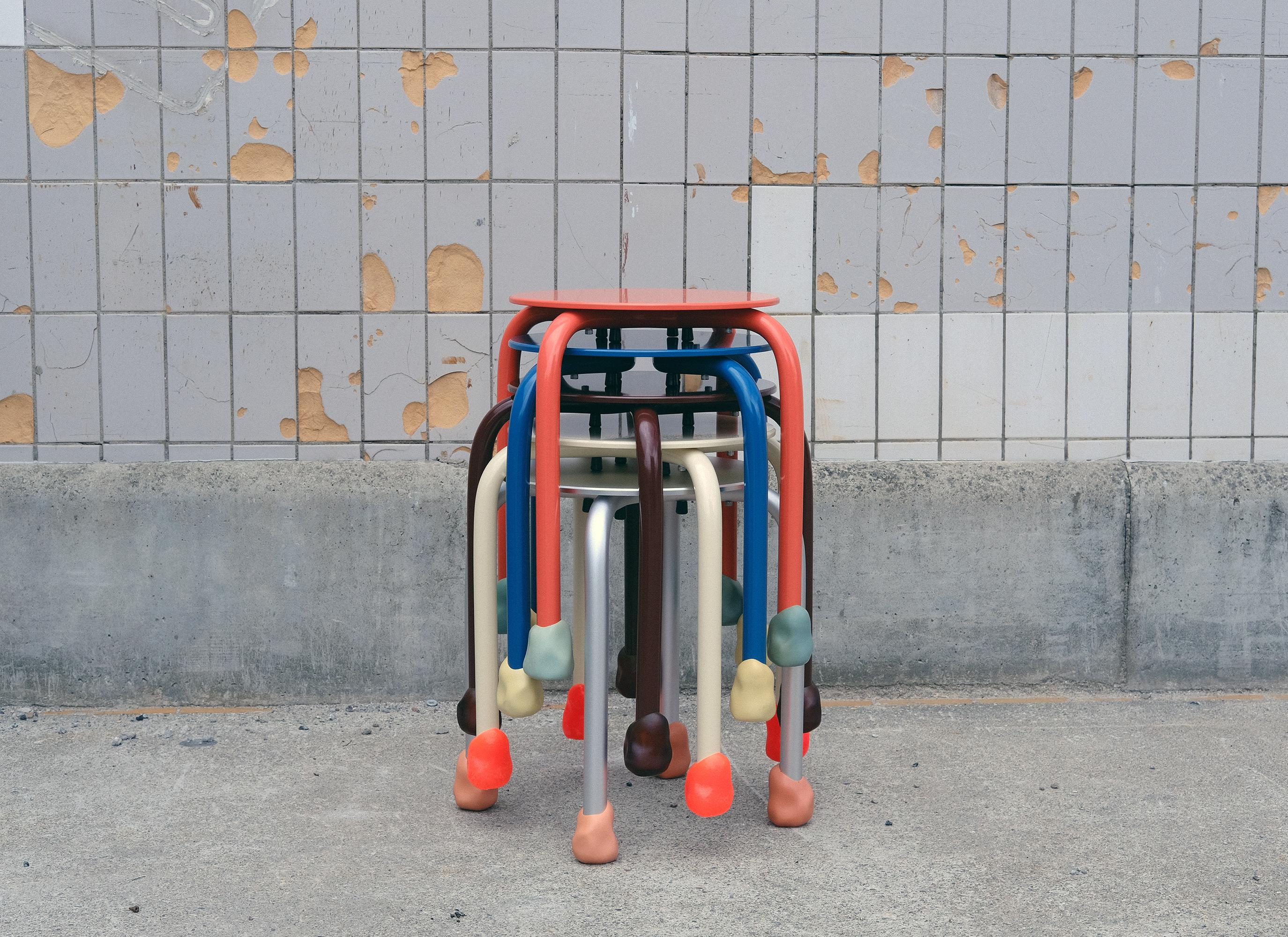 XXI secolo e contemporaneo Sgabello Yareta marrone scuro con piedi scultorei in gomma - Design moderno impilabile in vendita