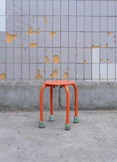 Sgabello arancione Yareta con piedini scultorei in gomma - Design moderno impilabile