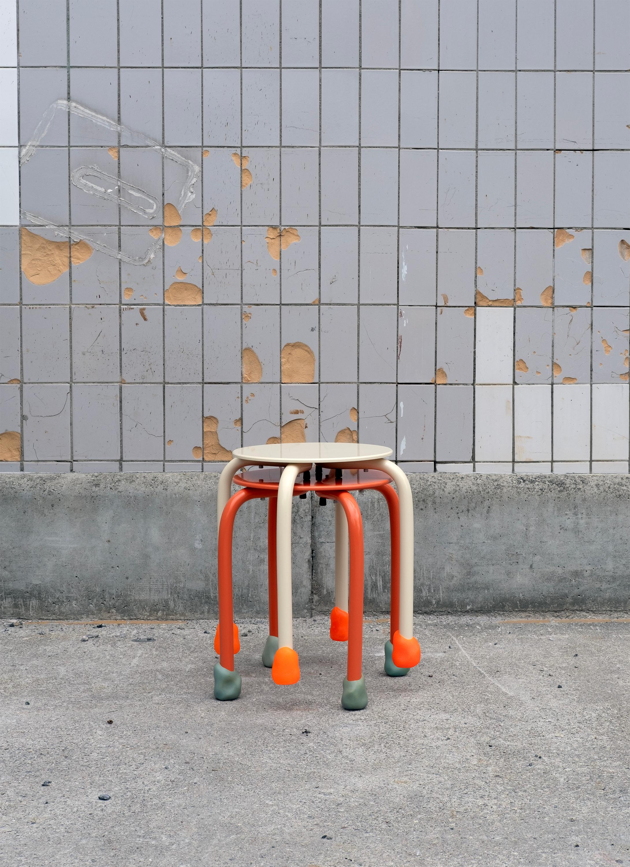 Yareta Orange Hocker mit skulpturalen Gummifüßen - Modernes stapelbares Design (Skandinavische Moderne) im Angebot
