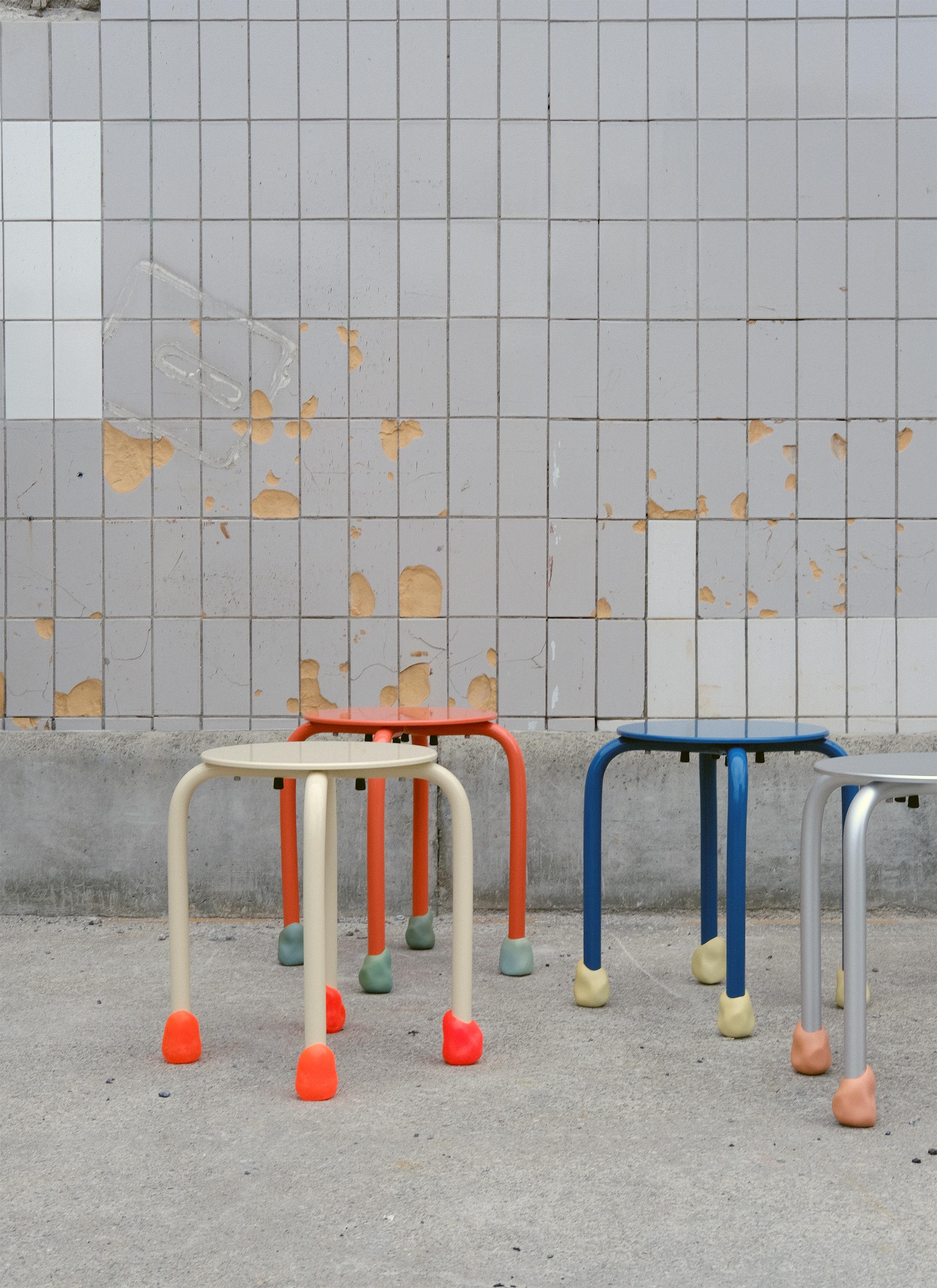 Yareta Orange Hocker mit skulpturalen Gummifüßen - Modernes stapelbares Design (Schwedisch) im Angebot