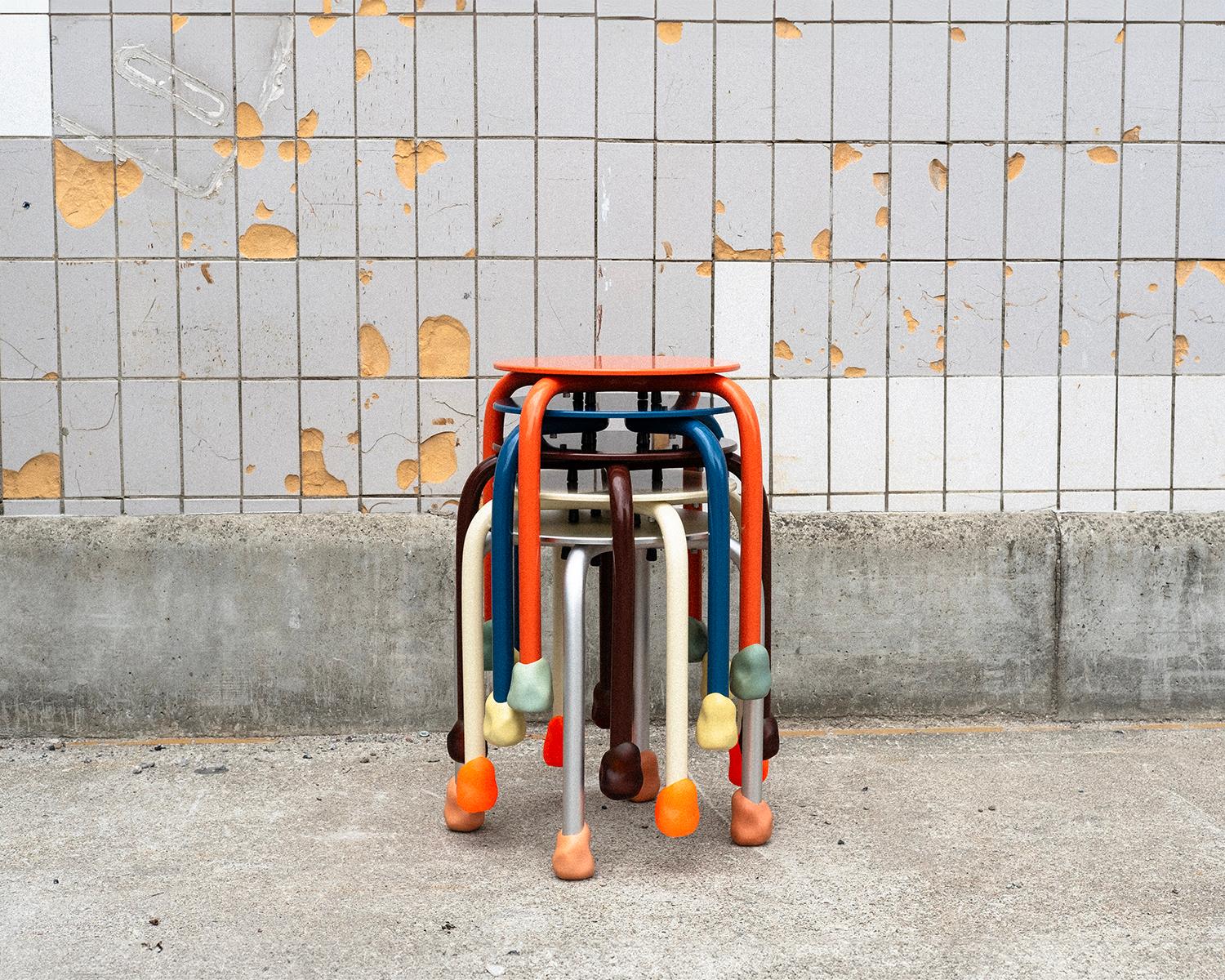 Yareta Orange Hocker mit skulpturalen Gummifüßen - Modernes stapelbares Design (21. Jahrhundert und zeitgenössisch) im Angebot