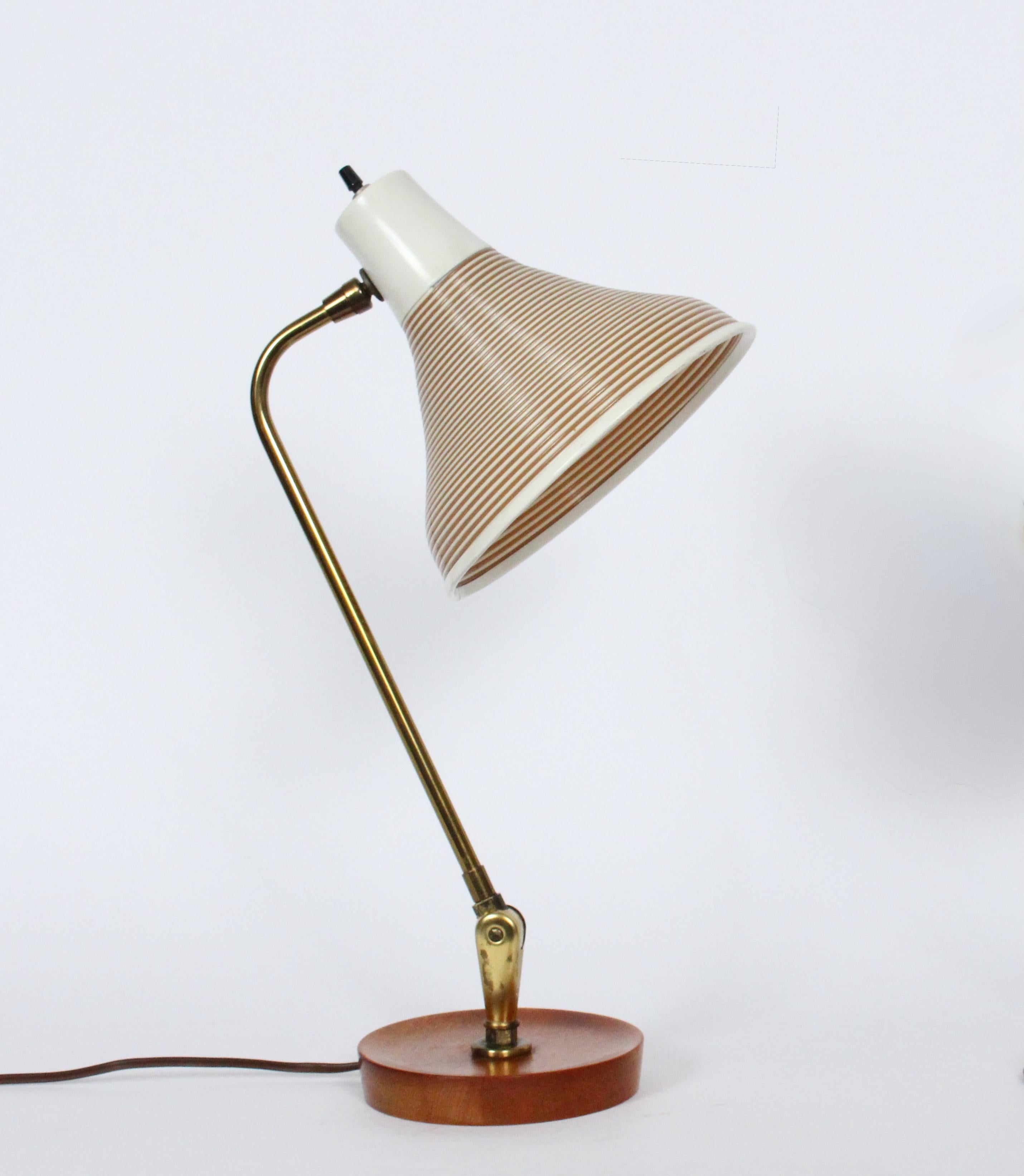 Amerikanische Mid-Century Modern verstellbare Heifetz Rotaflex Schreibtischlampe. Mit originalem, beweglichem Messingstiel, belüftetem, in Taupe und Off White gewickeltem Rotaflex Bell-Schirm auf einem runden, konkaven, gedrechselten Ahornsockel mit