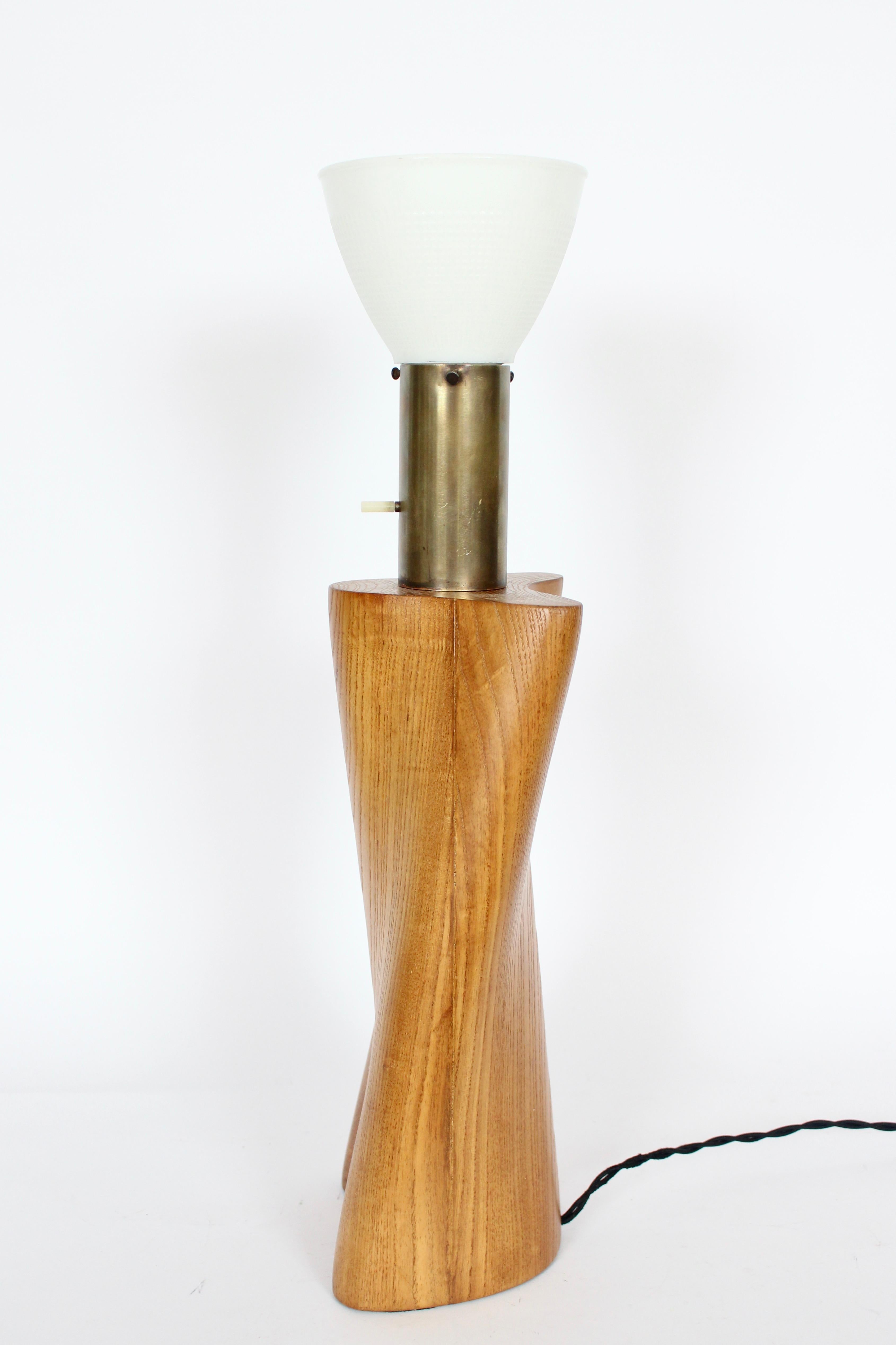 Lampe de bureau en frêne biomorphe Yasha Heifetz avec abat-jour en verre dépoli, années 1940 en vente 2