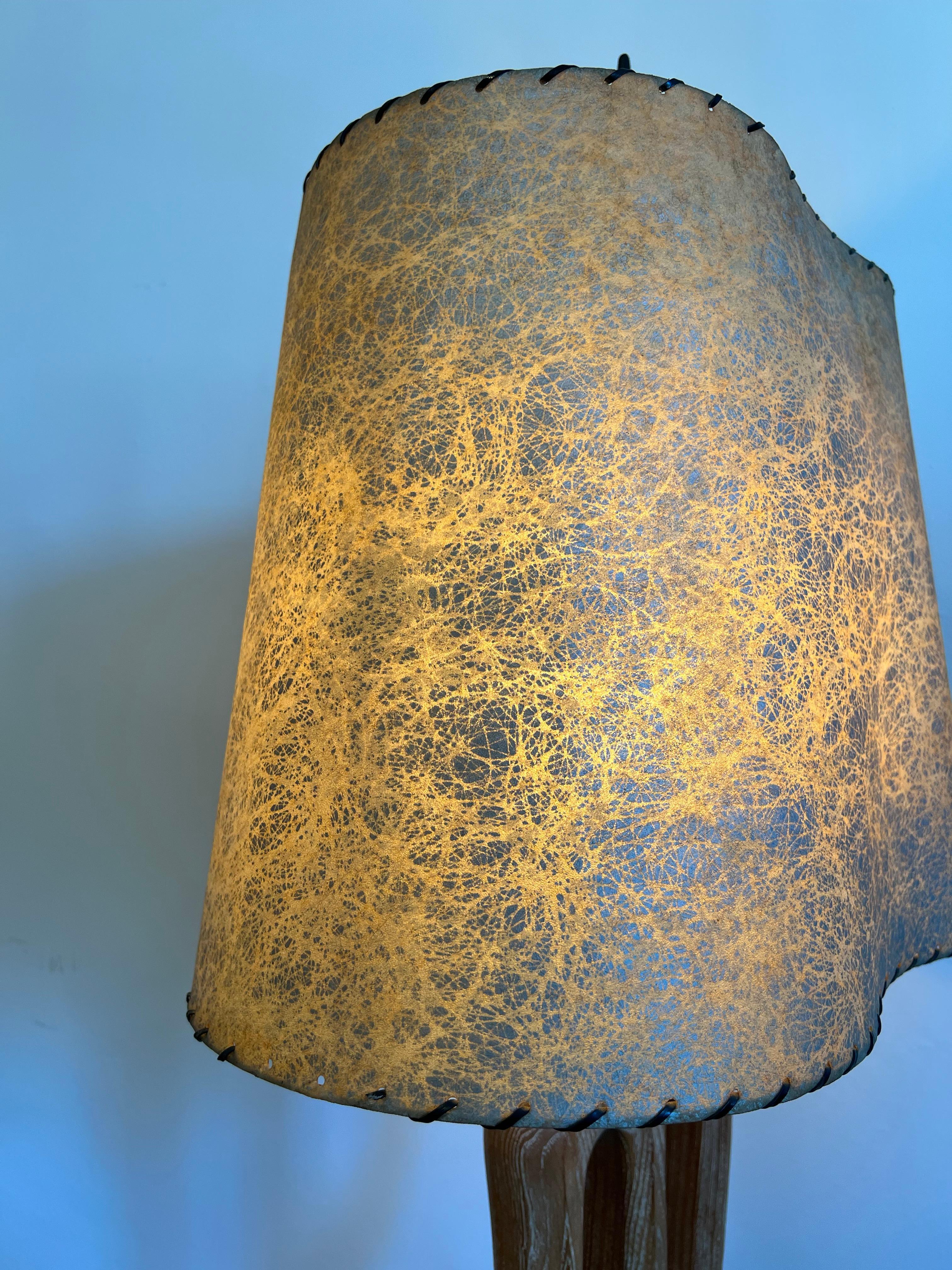 Cérusé Lampe de bureau sculpturale en chêne cérusé Yasha Heifetz en vente