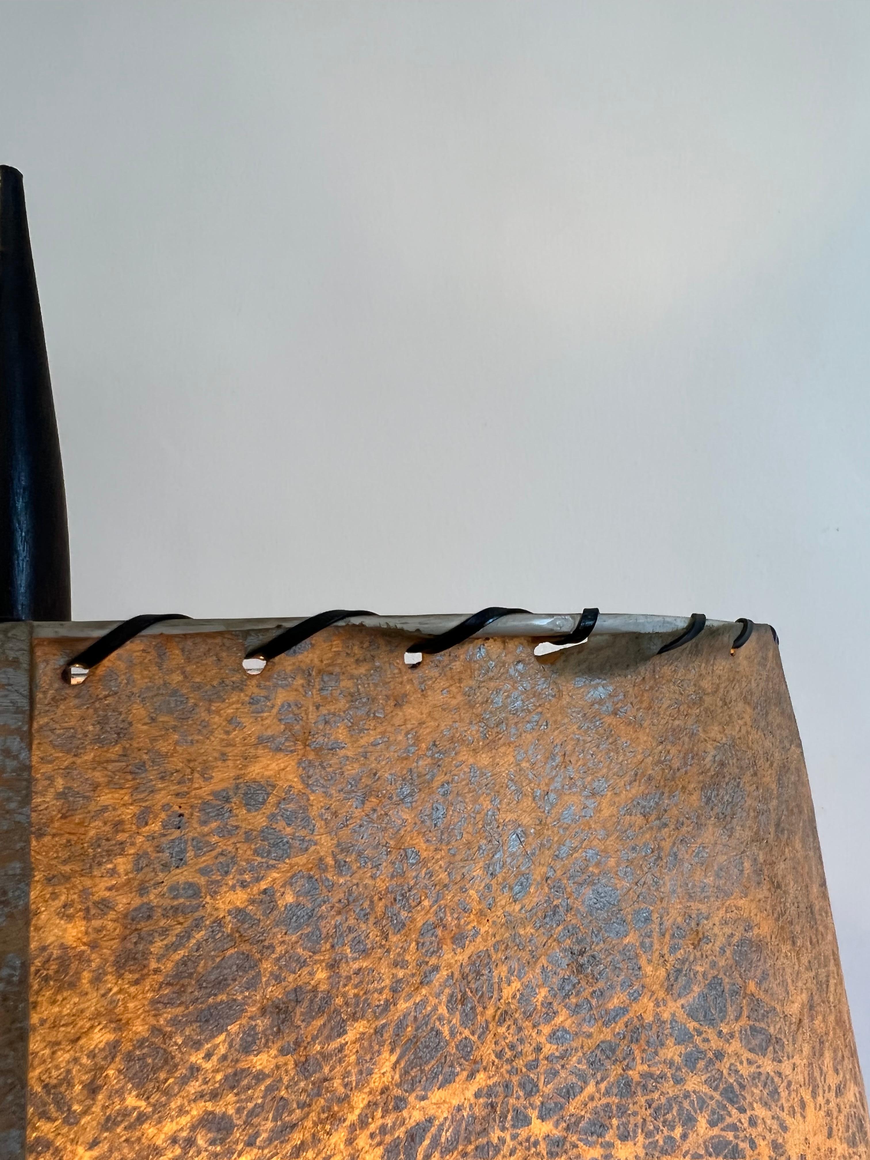 Cuir Lampe de bureau sculpturale en chêne cérusé Yasha Heifetz en vente