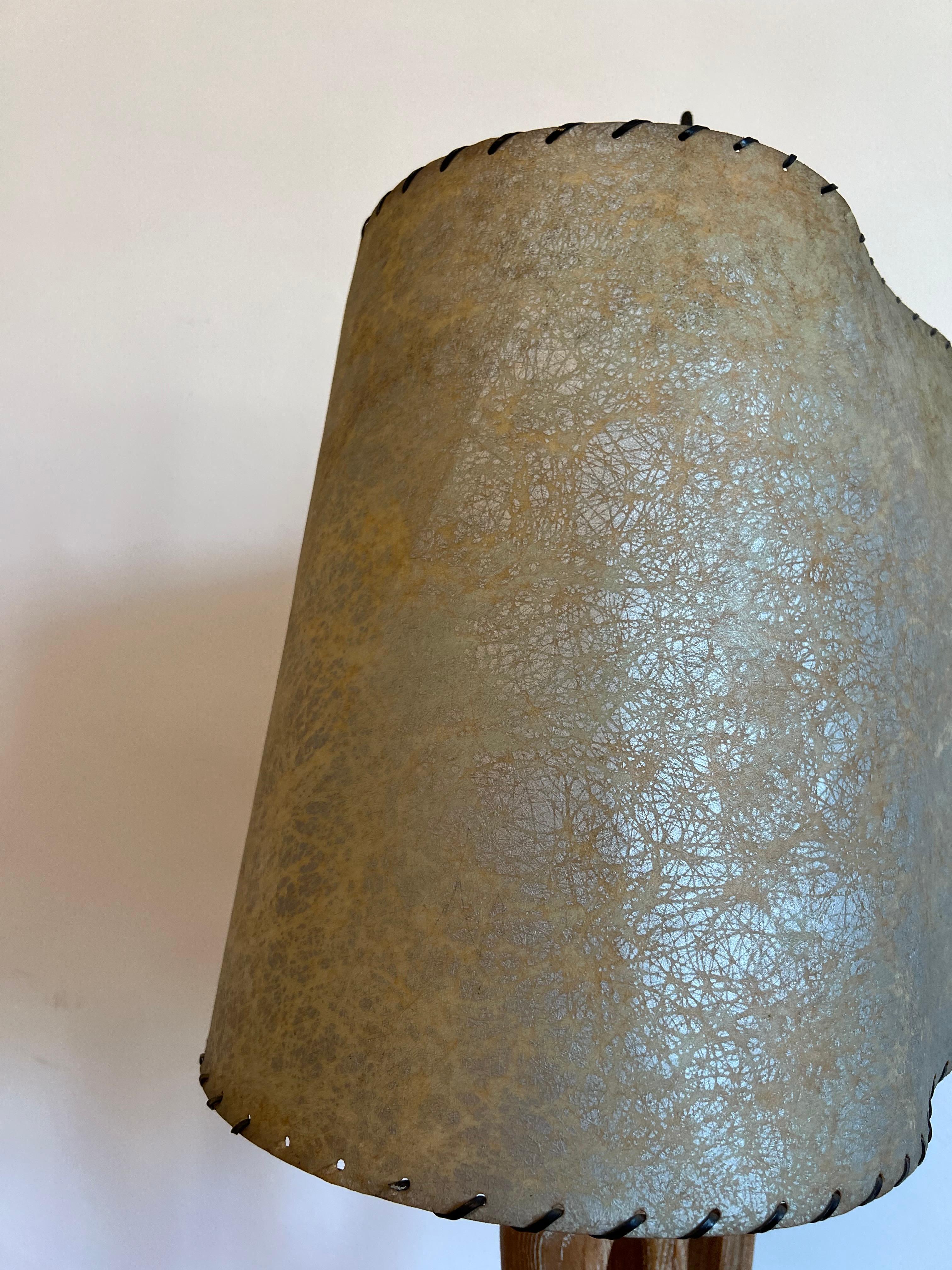 Lampe de bureau sculpturale en chêne cérusé Yasha Heifetz en vente 1