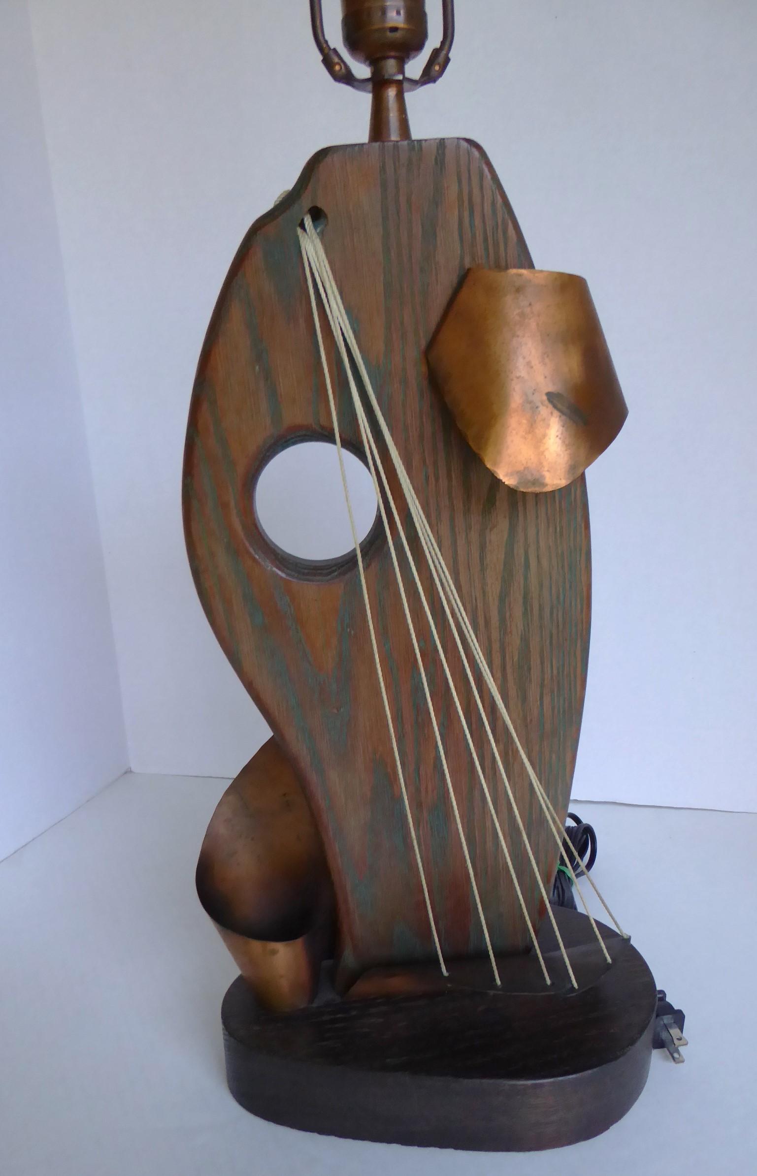 Mid Century Modern markante Schöpfung Tischlampe von Yasha Heifetz in den 1950er Jahren entworfen.  Bestehend aus einem Korpus aus kerosiertem Eichenholz mit einem wirbelnden Kupferband, das sich um das Holz und die  String-Akzent, der ein Segel