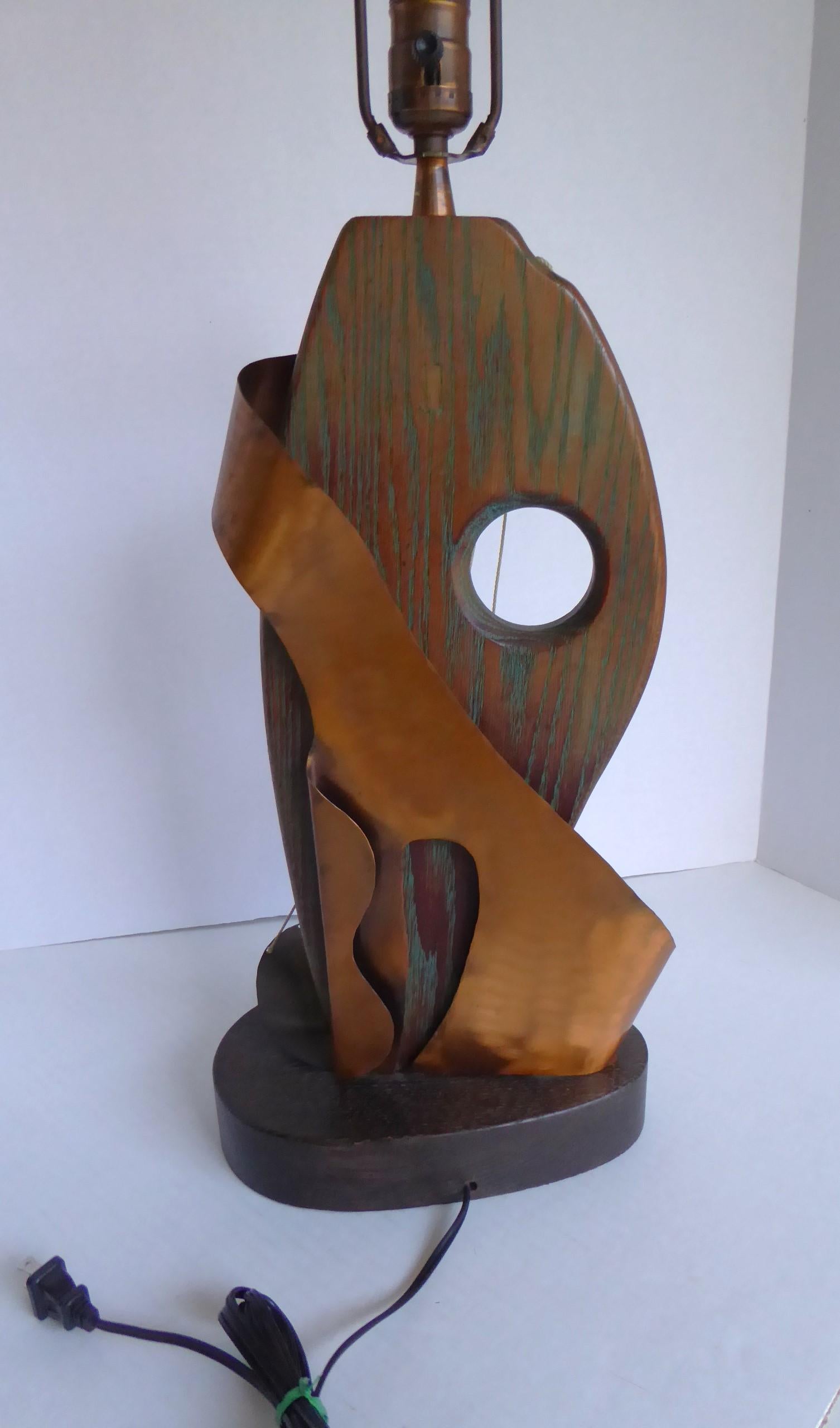 Yasha Heifetz Moderne skulpturale Mid-Century-Modern-Tischlampe aus Eiche mit Kupferstreifen, 1950er Jahre (Moderne der Mitte des Jahrhunderts) im Angebot