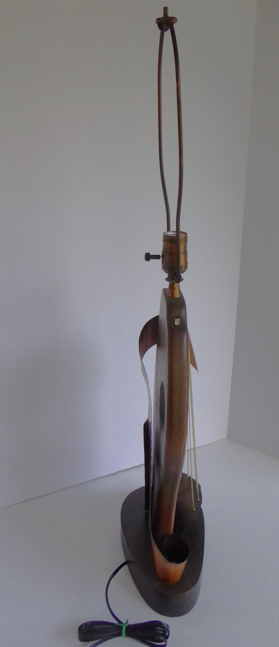 Yasha Heifetz Moderne skulpturale Mid-Century-Modern-Tischlampe aus Eiche mit Kupferstreifen, 1950er Jahre (amerikanisch) im Angebot