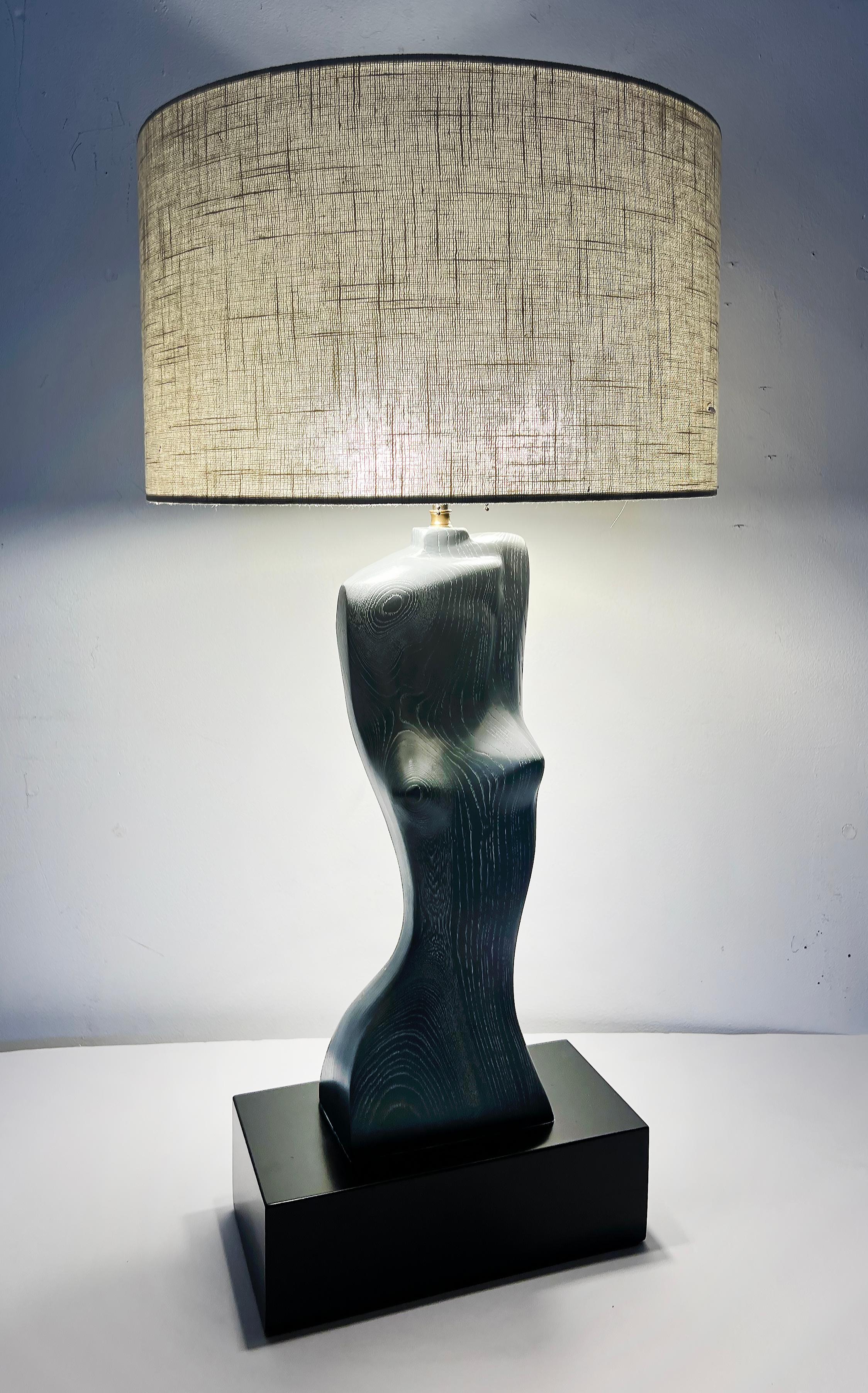 Yasha Heifetz Skulpturaler Torso aus der Mitte des Jahrhunderts Tischlampe aus keramischem Holz

Zum Verkauf angeboten wird ein Mid-Century Sculptural Lampe von Yasha Heifetz. Die geschnitzte nackte Figur in cerused Holz die Lampe wurde komplett