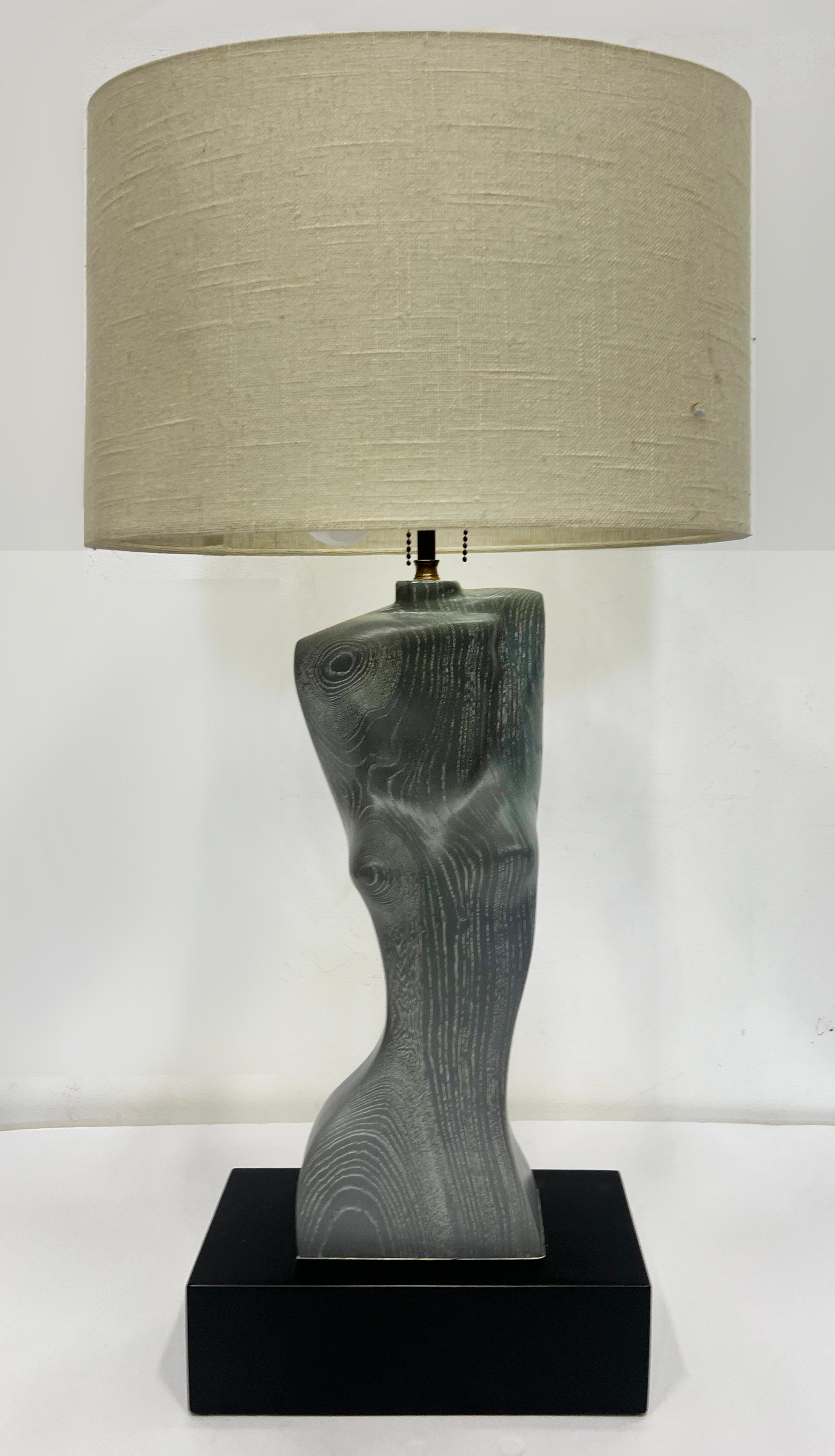 Yasha Heifetz Skulpturaler Torso aus der Mitte des Jahrhunderts Tischlampe aus keramischem Holz (amerikanisch) im Angebot