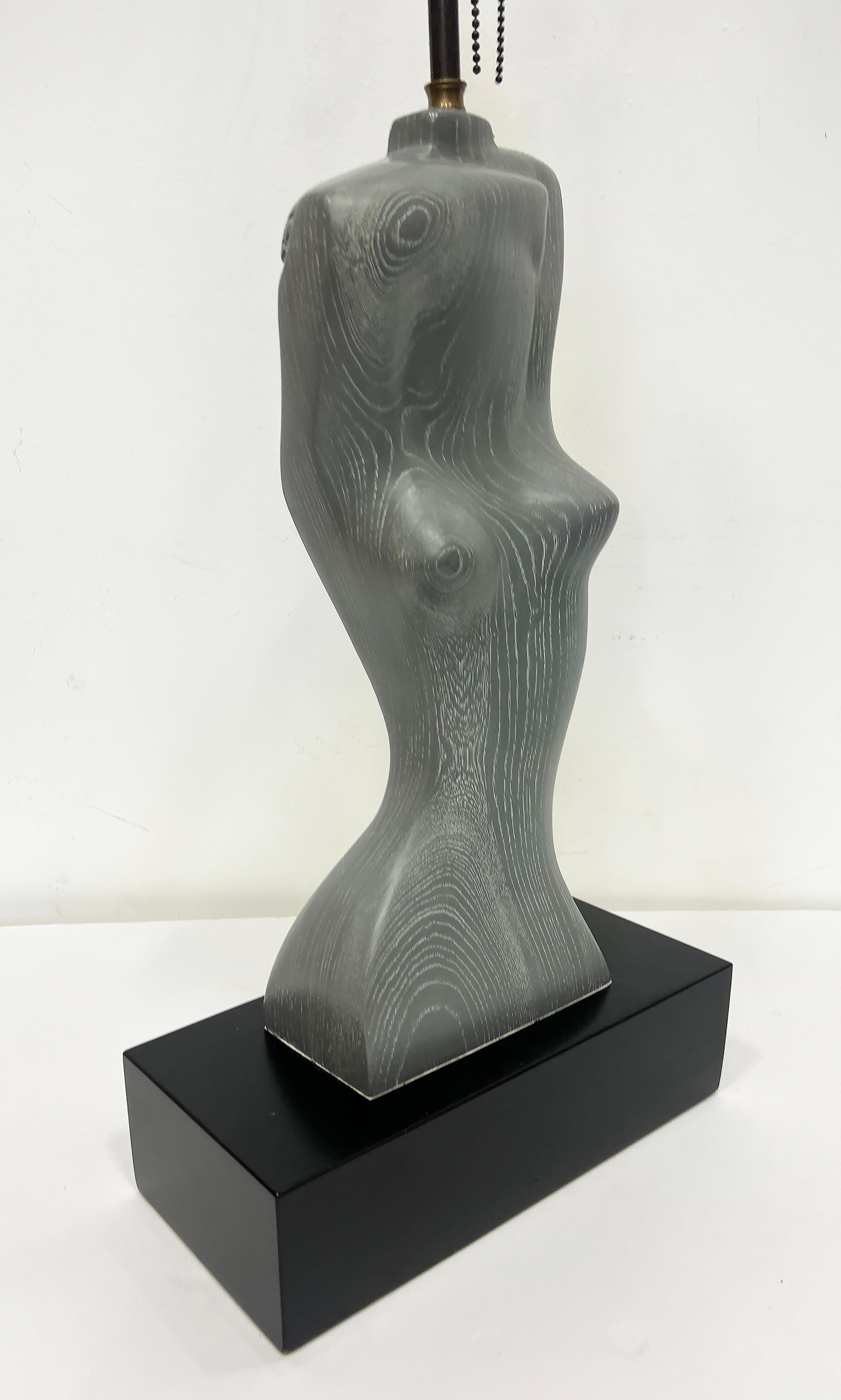 Yasha Heifetz Skulpturaler Torso aus der Mitte des Jahrhunderts Tischlampe aus keramischem Holz (Gekälkt) im Angebot
