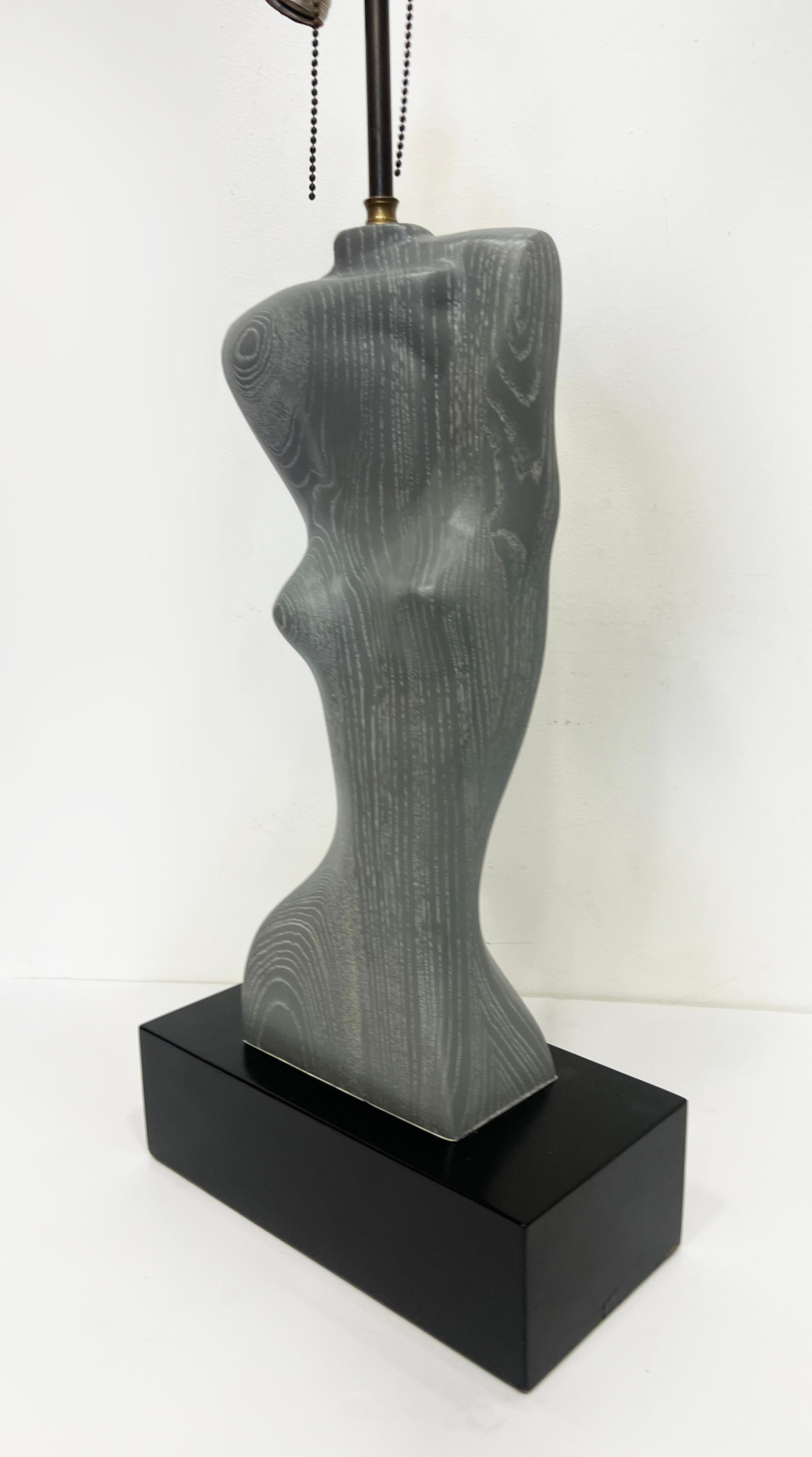 Yasha Heifetz Skulpturaler Torso aus der Mitte des Jahrhunderts Tischlampe aus keramischem Holz im Zustand „Gut“ im Angebot in Miami, FL