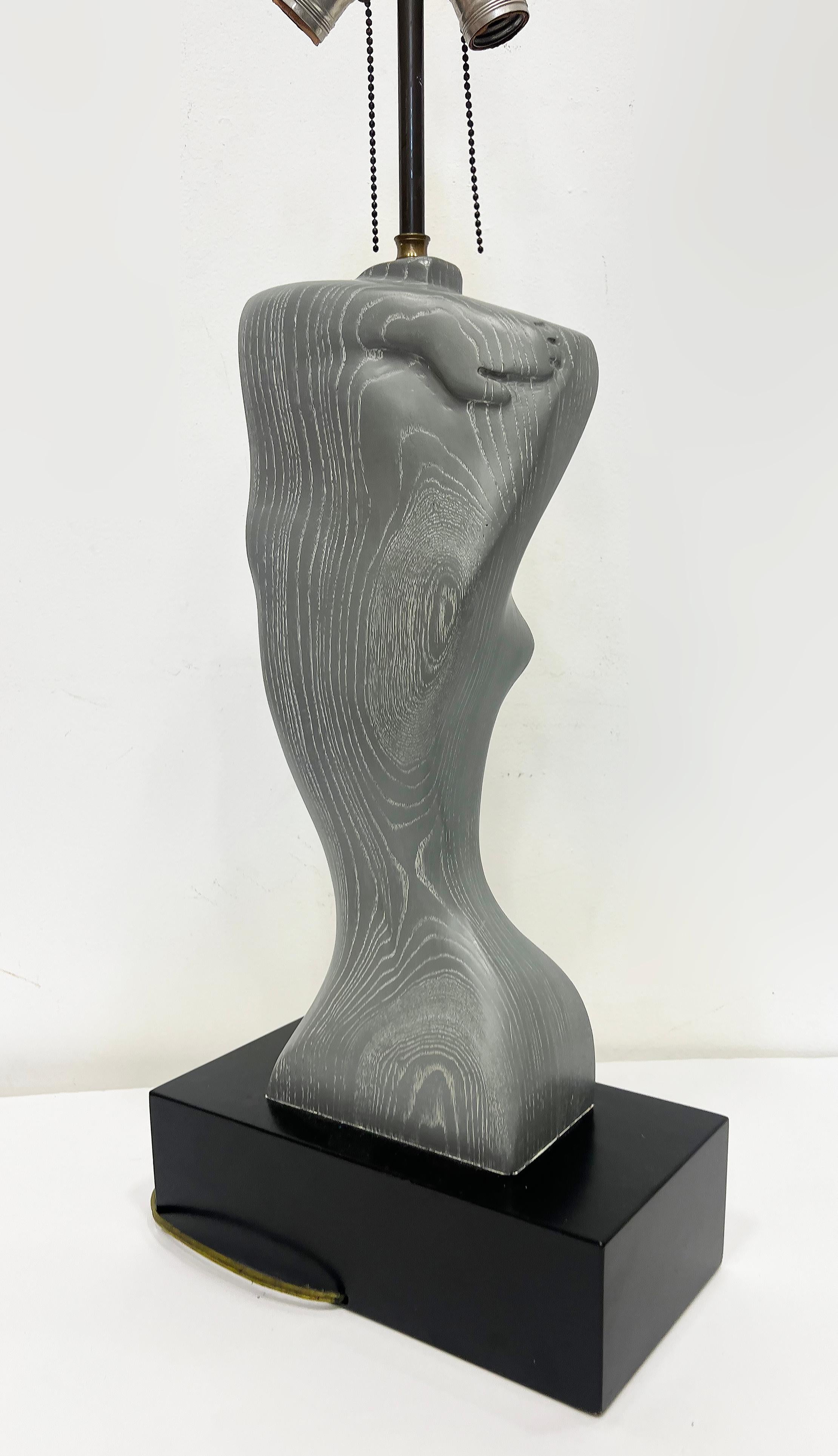 Yasha Heifetz Skulpturaler Torso aus der Mitte des Jahrhunderts Tischlampe aus keramischem Holz (20. Jahrhundert) im Angebot