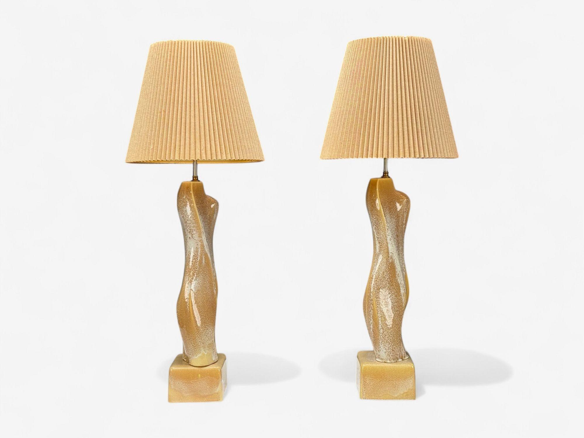Yasha Heifetz Stil, Amerikanische Mitte des Jahrhunderts Modern, Keramik, Abstrakte Tischlampen, USA, 1960er Jahre

Zwei organische, moderne, frei geformte Keramik-Tischlampen, die in ihrer Form den Arbeiten von Yasha Heifetz ähneln, die in den