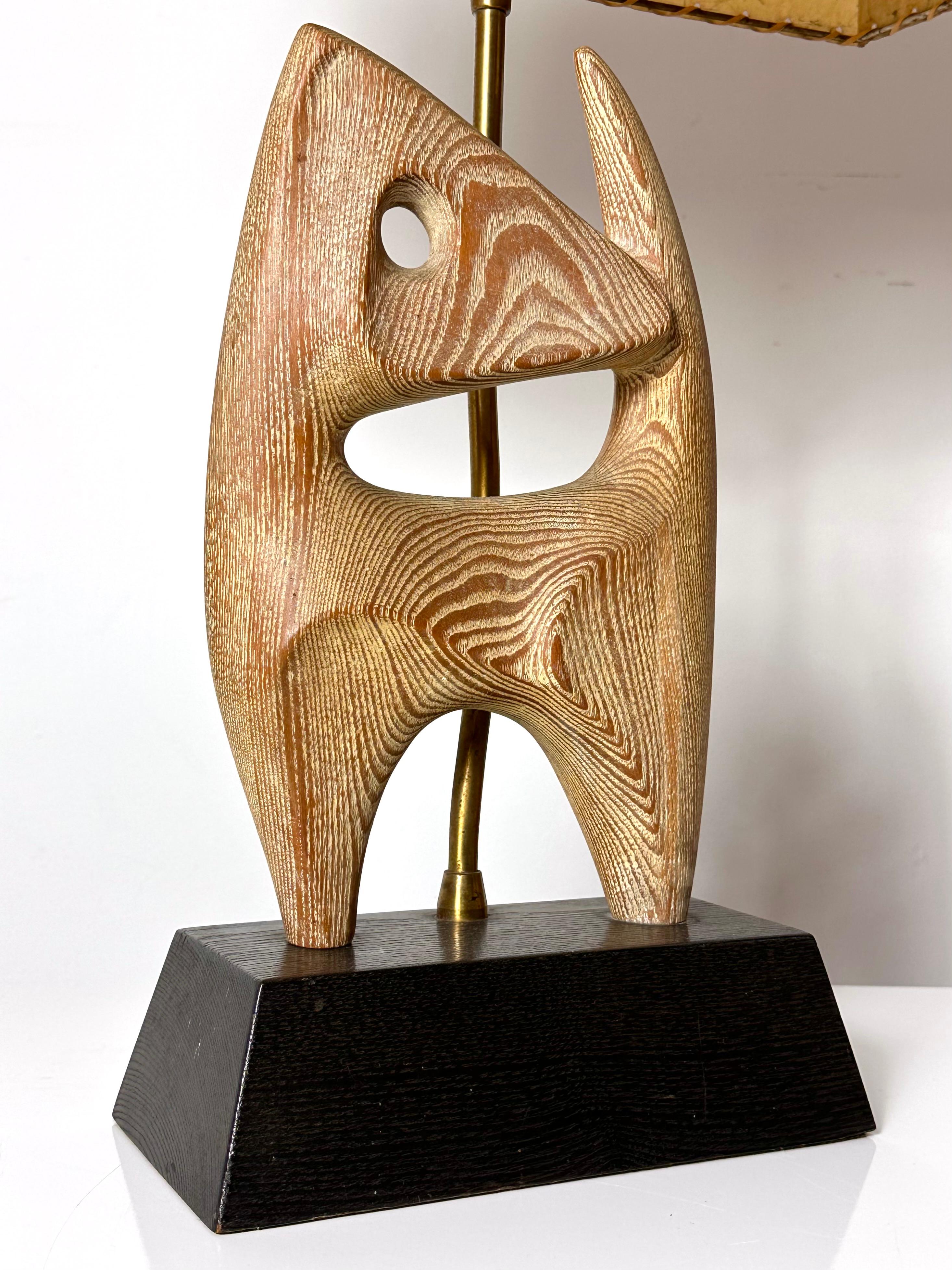 Lampada da tavolo modernista astratta in Oak Oak cerato Yasha Heifetz 1950s In condizioni buone in vendita a Troy, MI