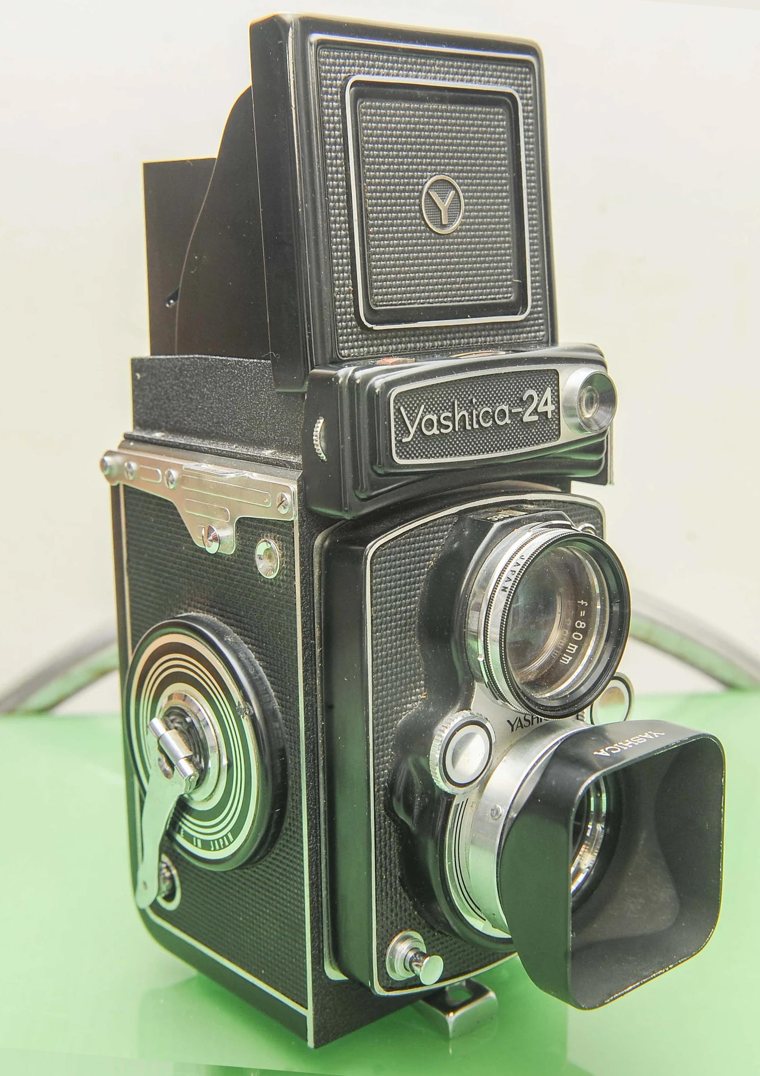 Yashica 24 Fotocamera reflex di medio formato a doppia lente con otturatore Copal-Sv e obiettivo Yashinon 80mm F3.5 completa di custodia rigida con marchio Yashica Made in Japan 
1965

Il paraluce e il filtro UV Yashica sono inclusi in una custodia