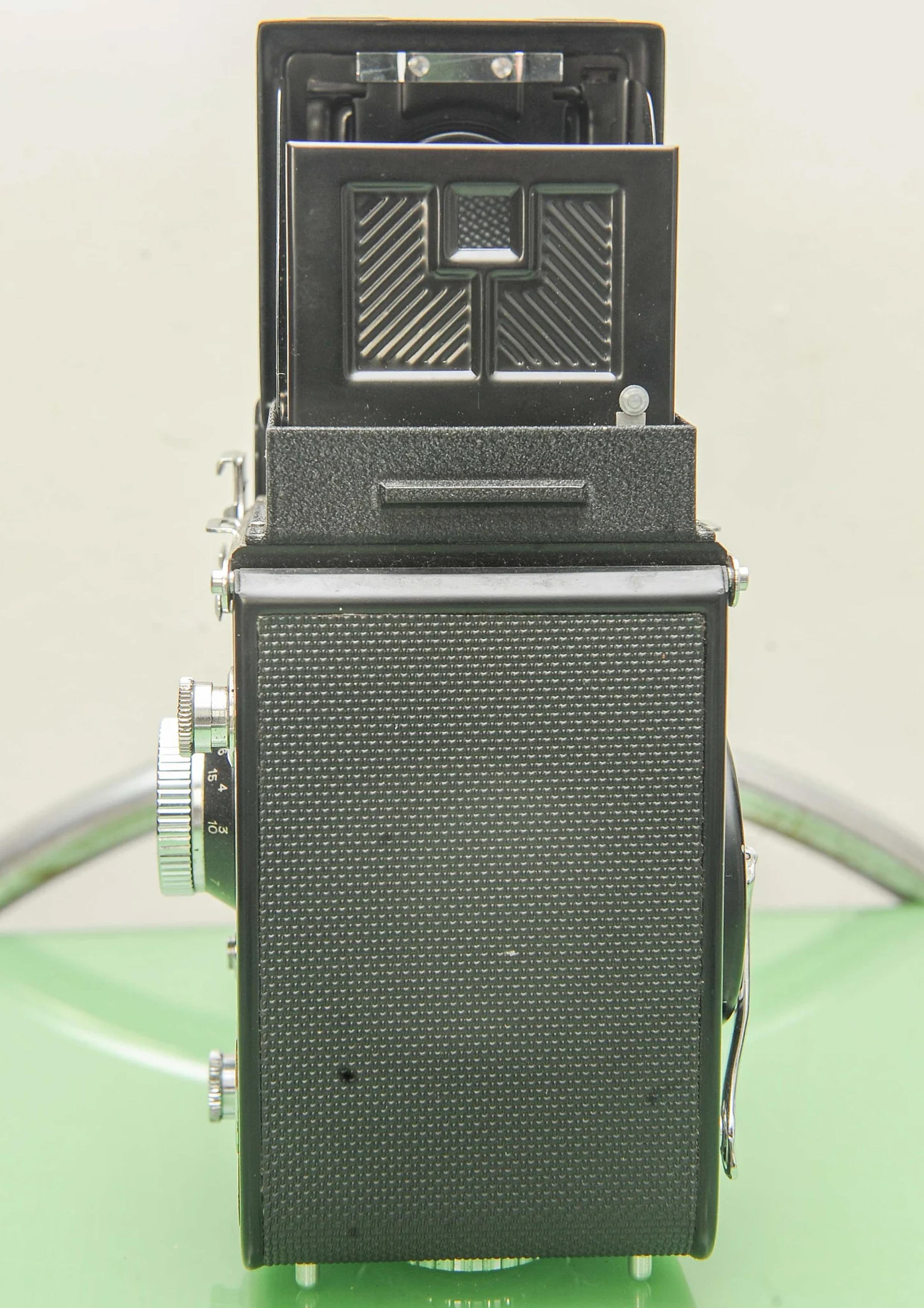 Mid-Century moderno Fotocamera reflex doppio obiettivo di medio formato Yashica 24 con otturatore Copal-Sv e custodia