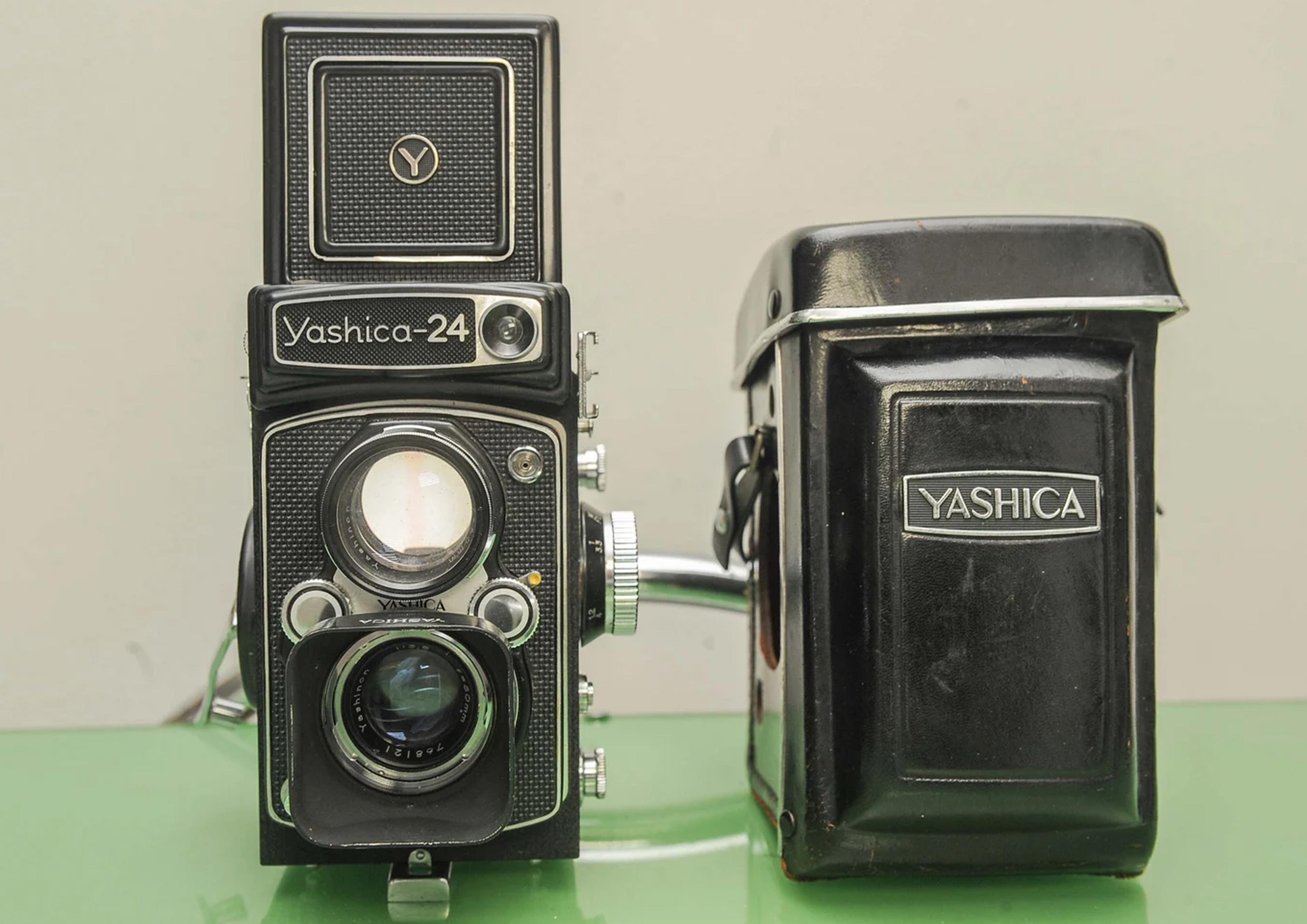 Giapponese Fotocamera reflex doppio obiettivo di medio formato Yashica 24 con otturatore Copal-Sv e custodia